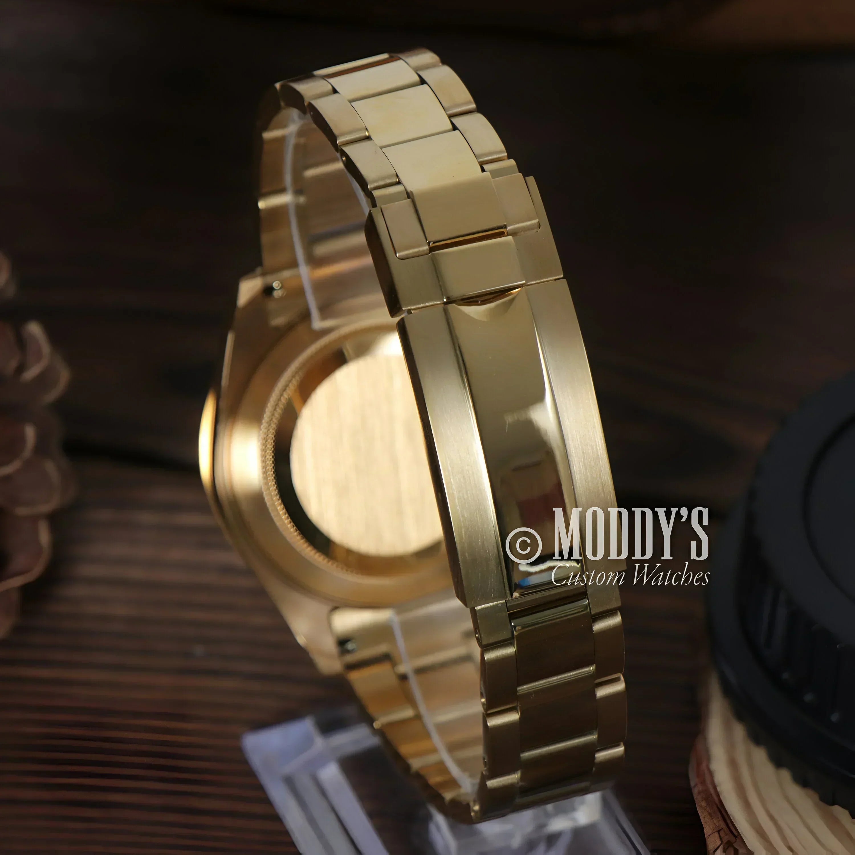 Gold wristwatch with metal band featuring Seiko VK63 hybrid movement in Seitona Gold - Green