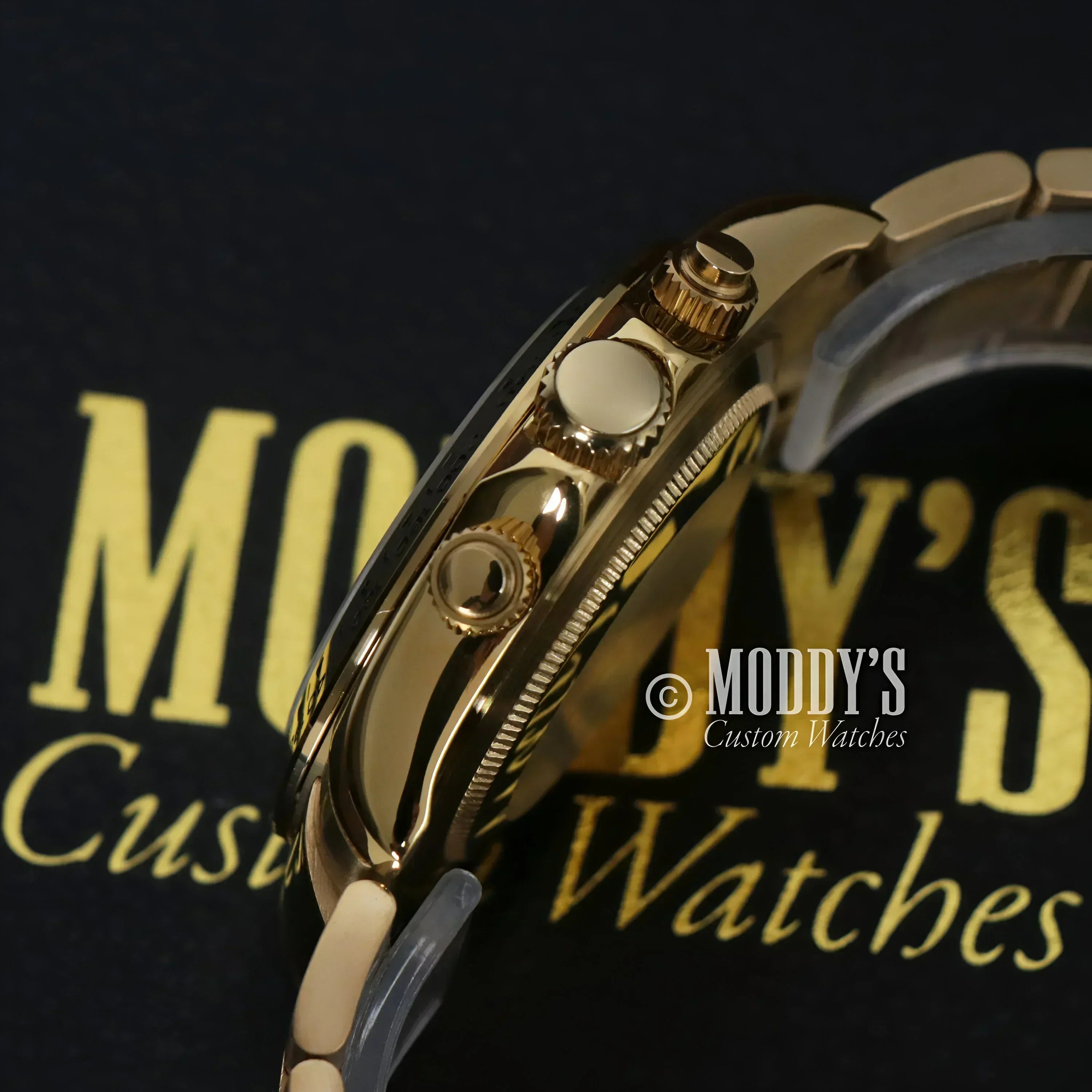 Gold-toned chronograph wristwatch Seitona with Seiko VK63 hybrid movement and green accents