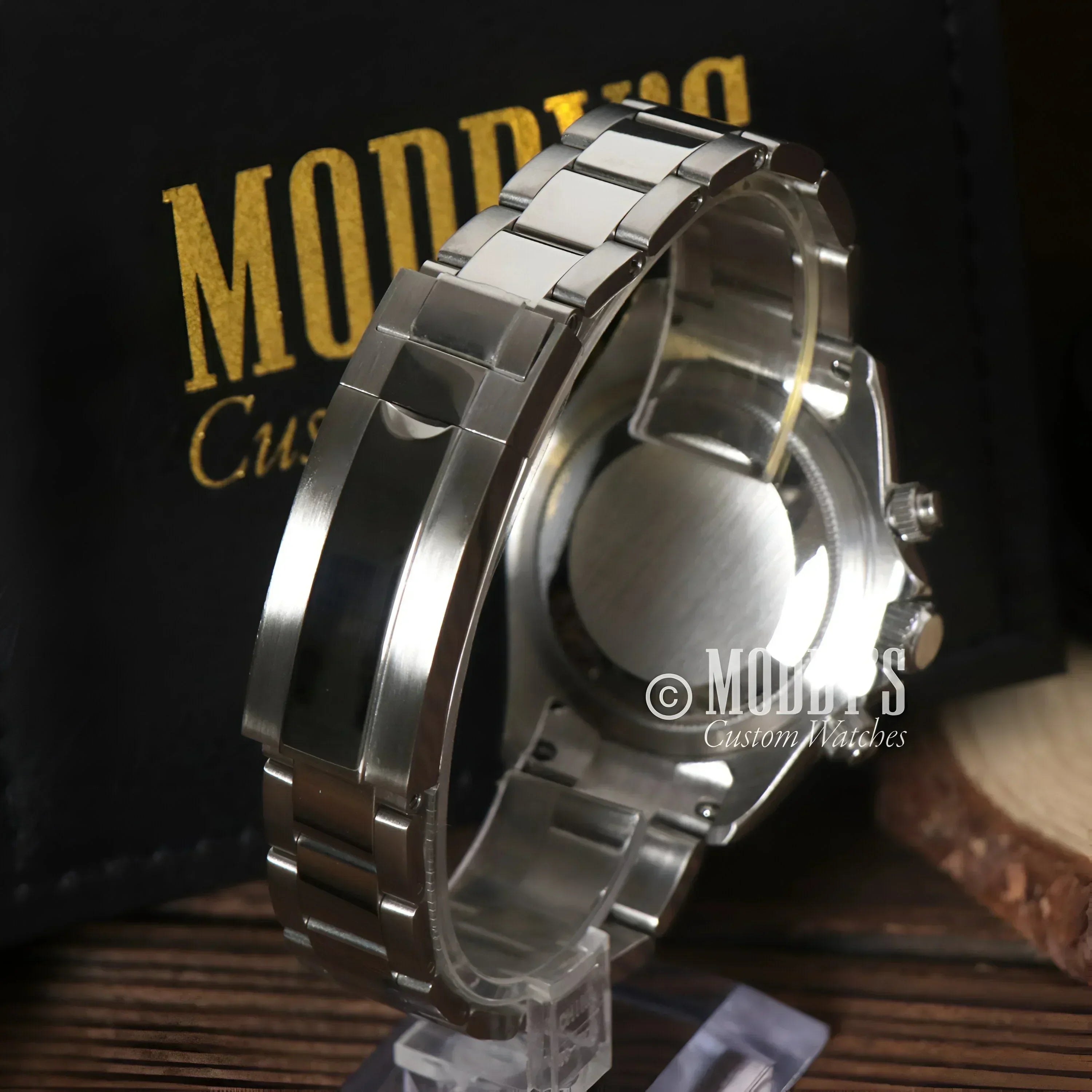 Silver wristwatch with metal band featuring Seiko VK63 hybrid movement, Seitona Panda