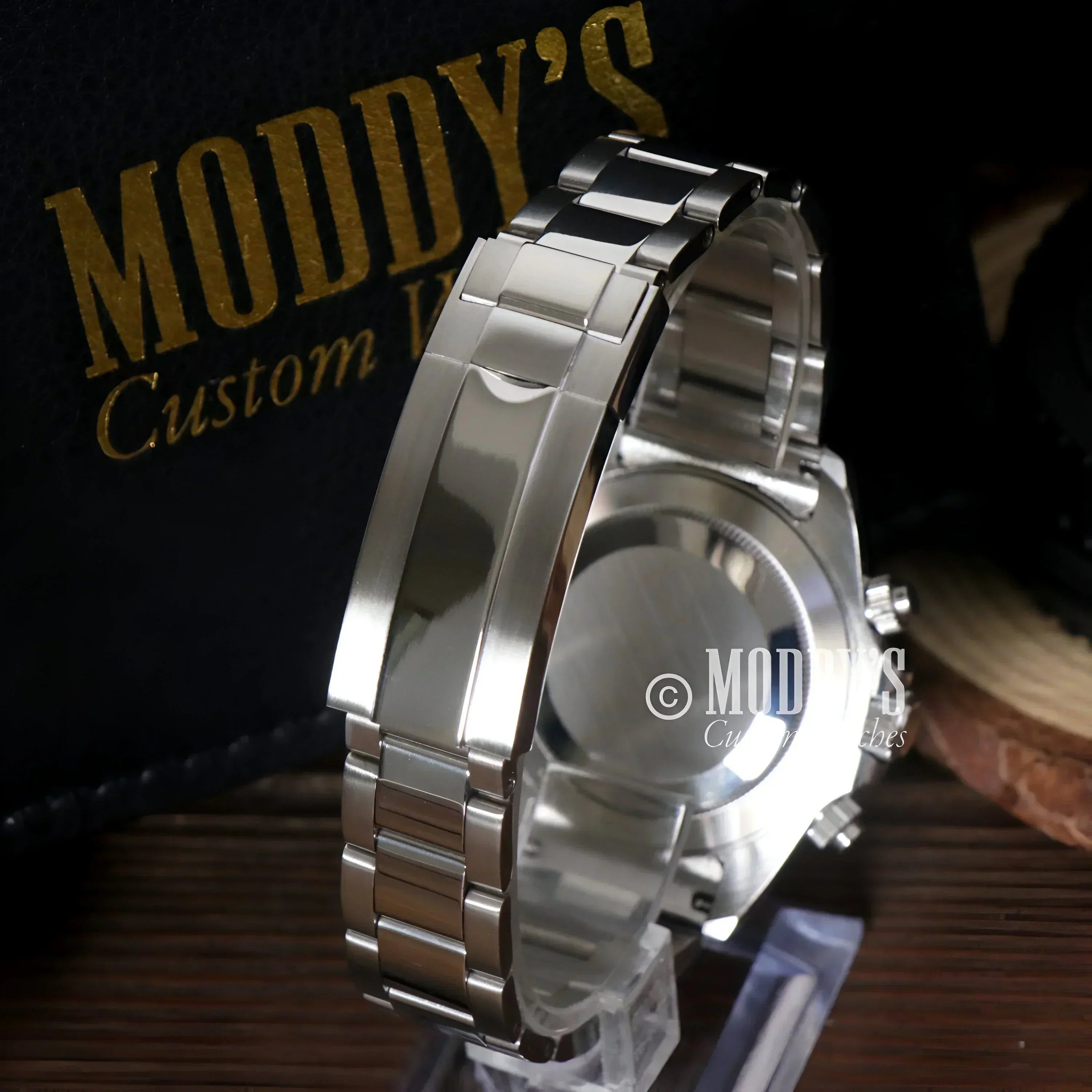 Silver wristwatch with metal band featuring Seiko VK63 hybrid movement, Seitona Platinum