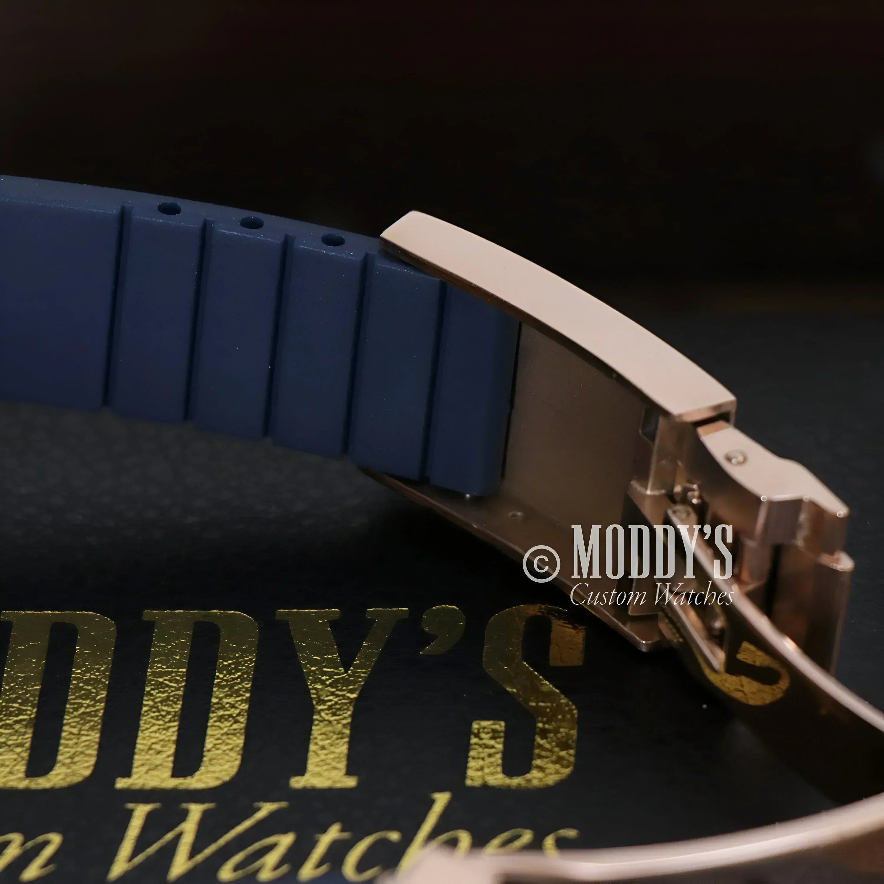Rose gold watch clasp with blue rubber strap for Seitona Royal Blue, featuring Seiko VK63
