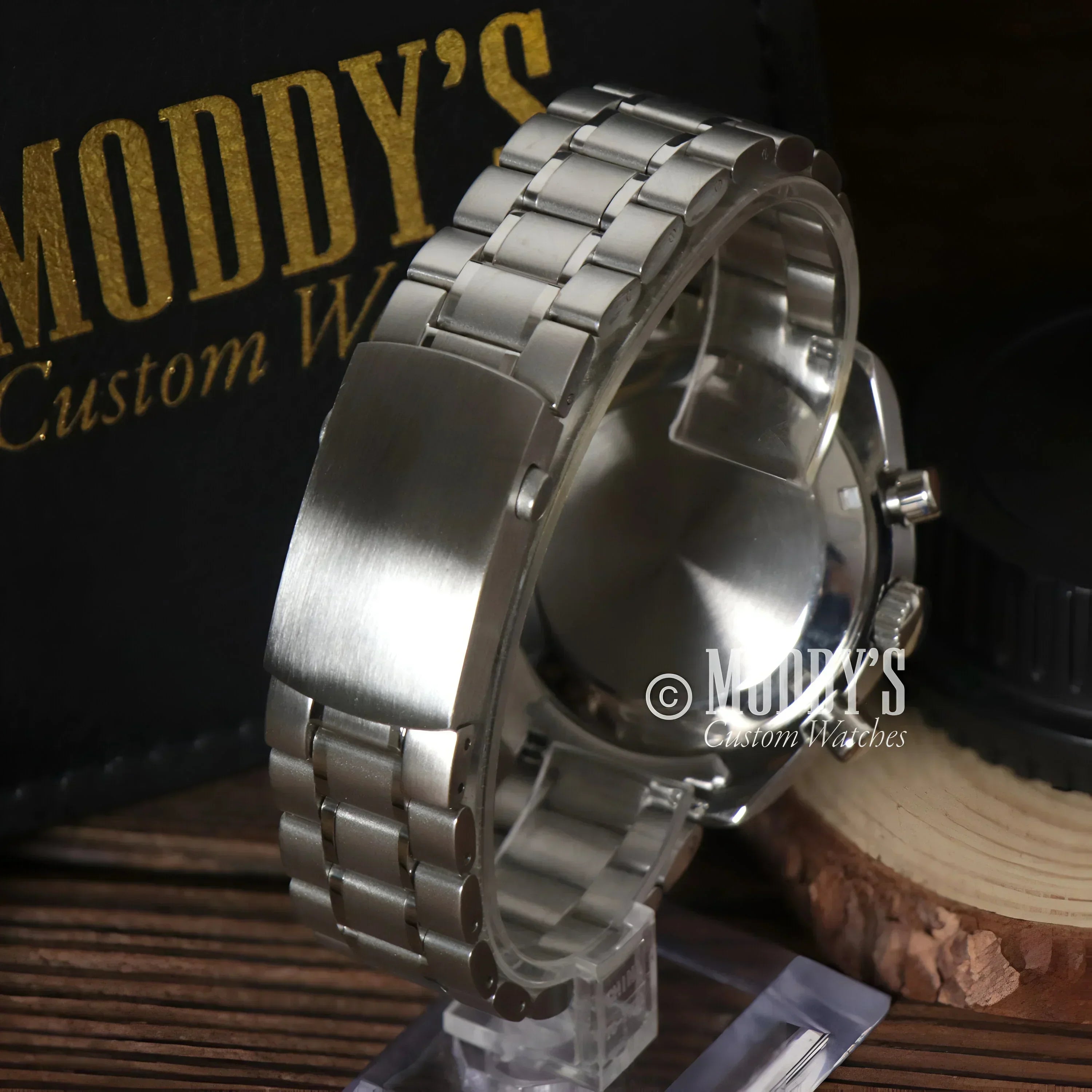 Silver Speedseiko Black wristwatch with metal band and VK63 hybrid movement