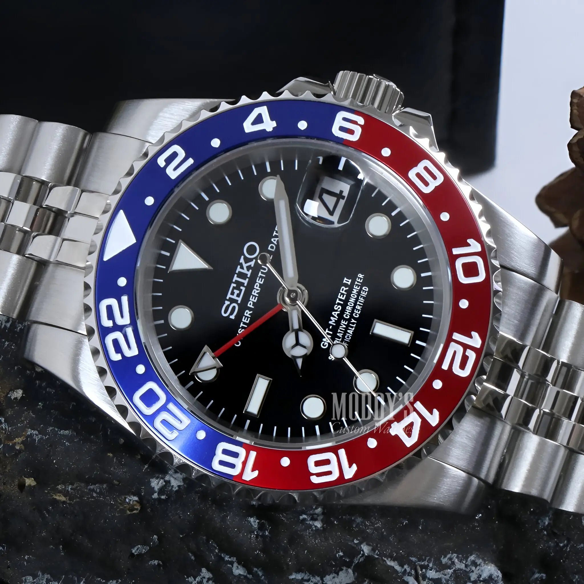 Seiko NH34 Pepsi GMT watch with black dial, red-blue bezel, stainless steel bracelet