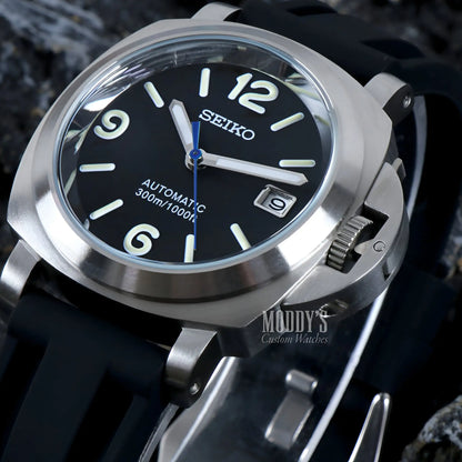 Seiko NH35 automatic watch with black dial and rubber strap