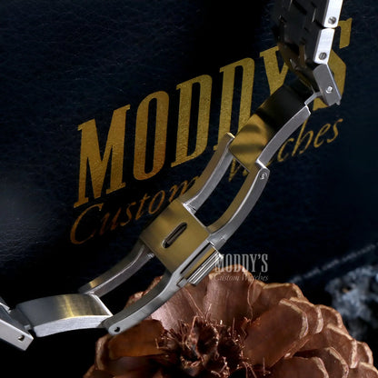 Royal Seikoak White: silver gold watch with textured strap, Seiko NH35 automatic, water resistance