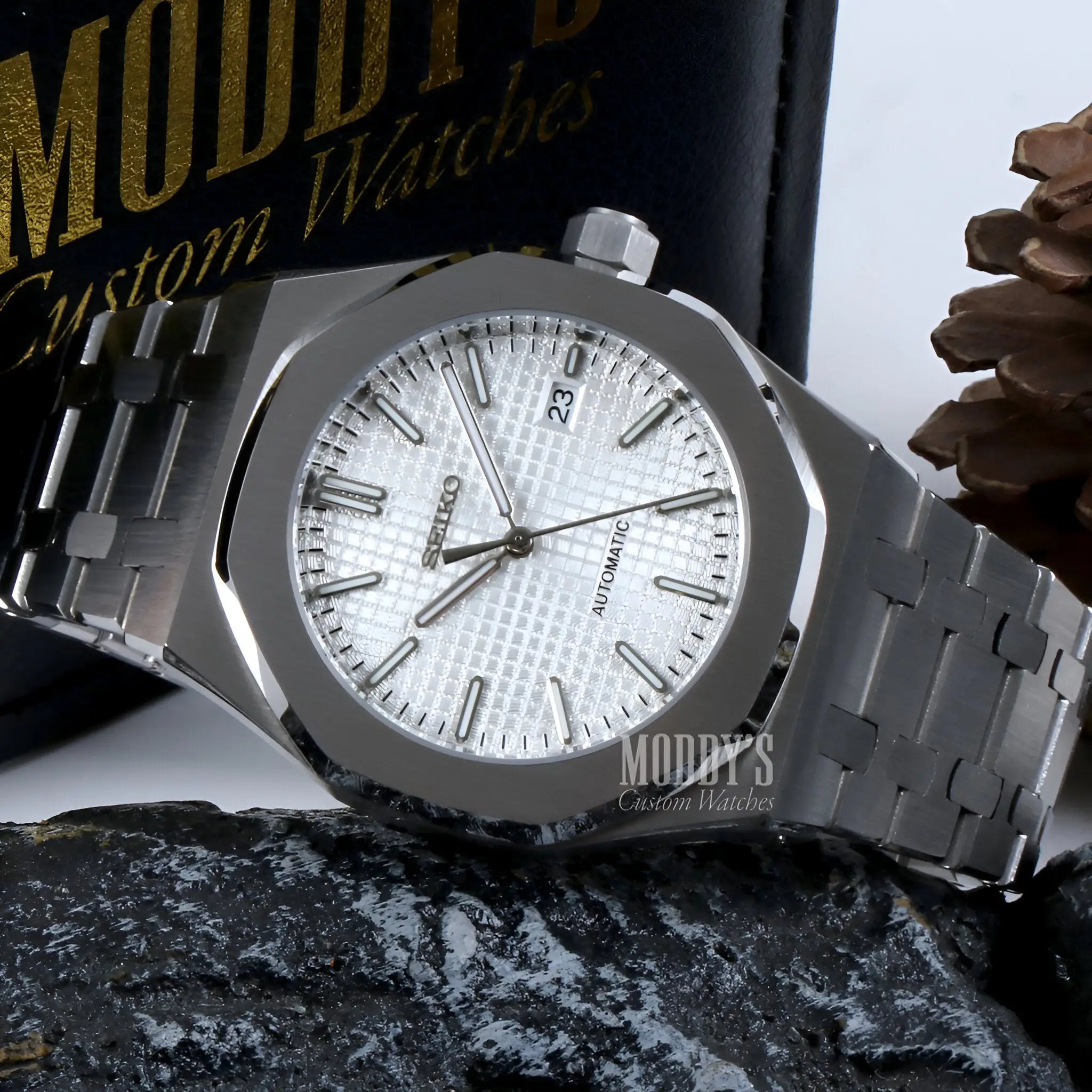 Royal Seikoak White Seiko NH35 automatic watch with water resistance