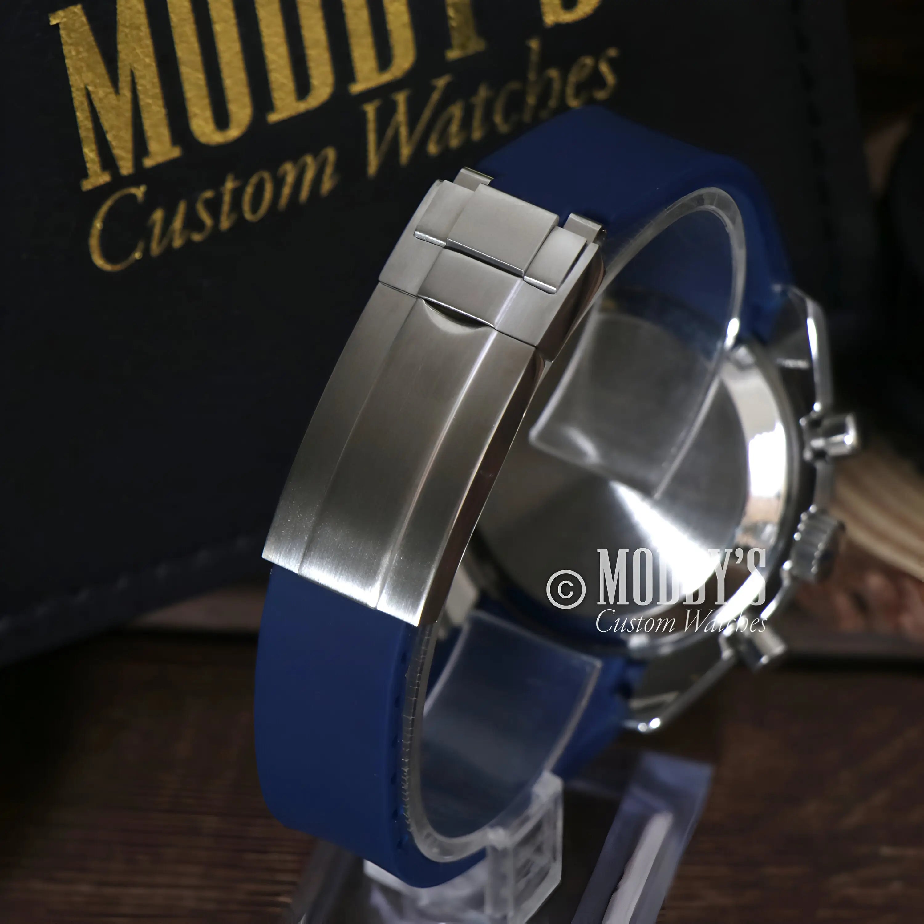 Speedseiko Snoopy Blue watch with blue rubber band, silver clasp, curved acrylic crystal