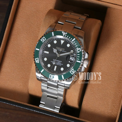 Seiko mod Submariner with green bezel and Seiko NH35 automatic