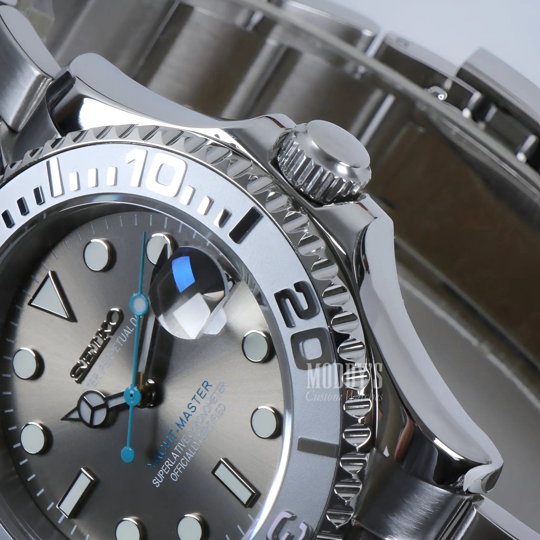 Seiko Mod Yacht-Master: Silver Stainless Steel Diver’s Watch with Gray Dial and Blue Accents