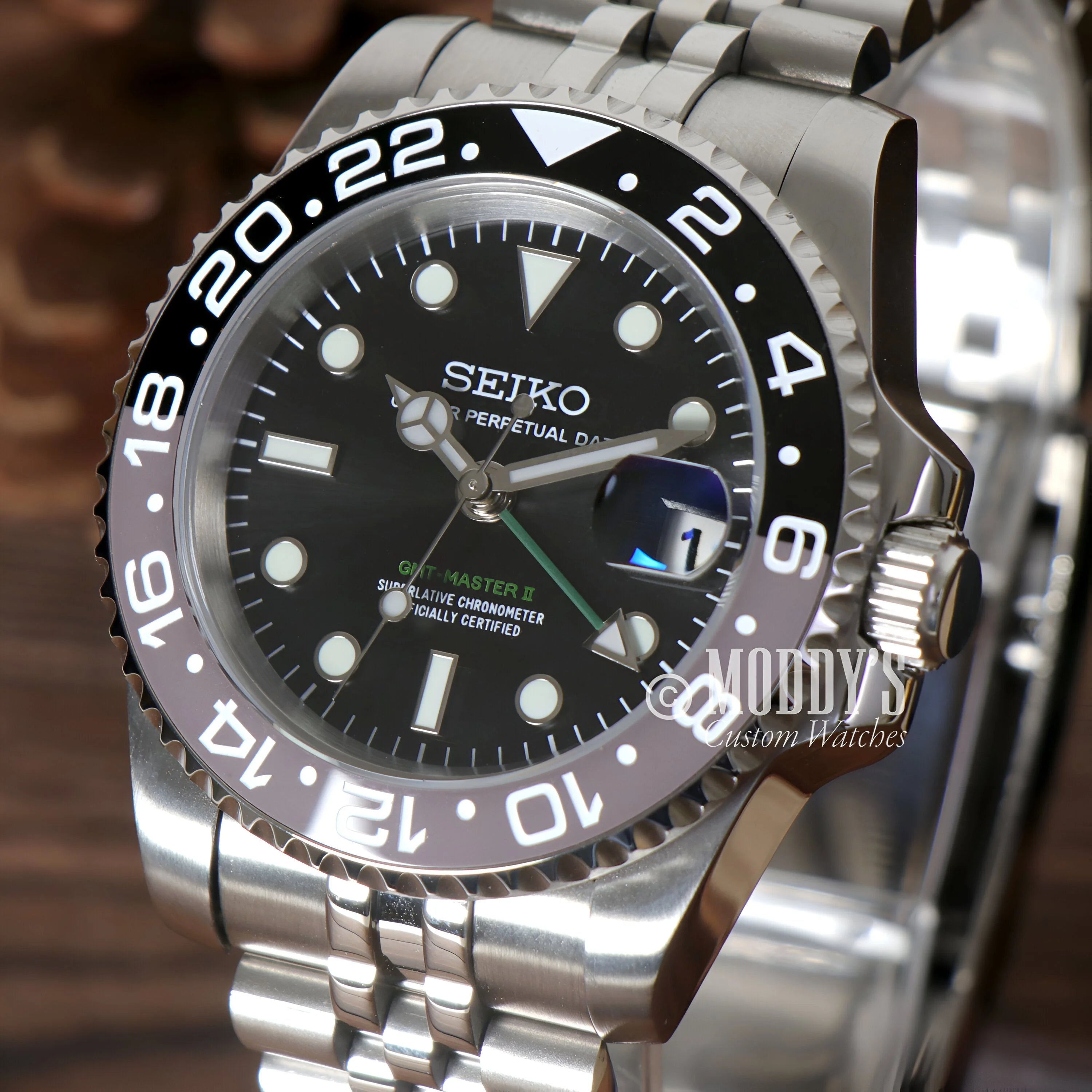 Seiko dive watch GMTeiko Bruce Wayne with black dial and 904L stainless steel bracelet