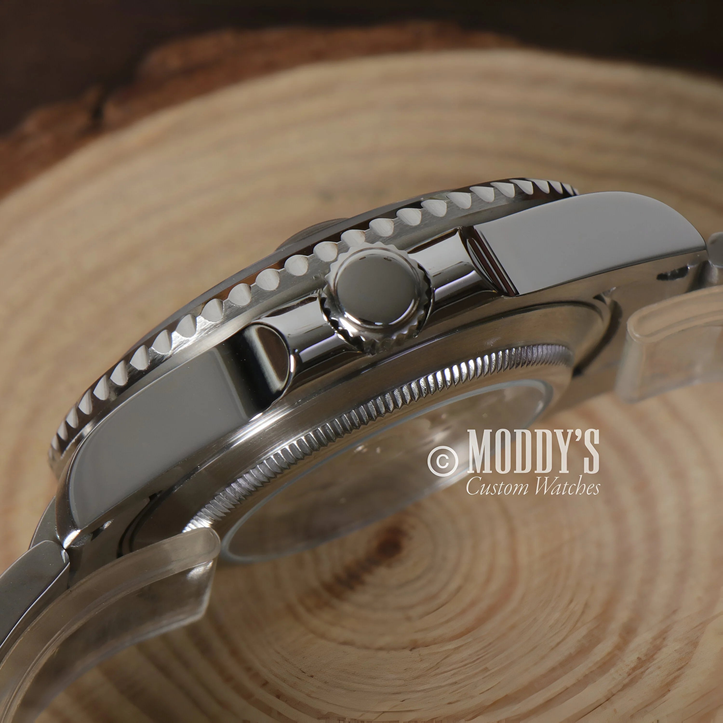 Side view of GMTeiko Coke watch case with fluted bezel and crown guards