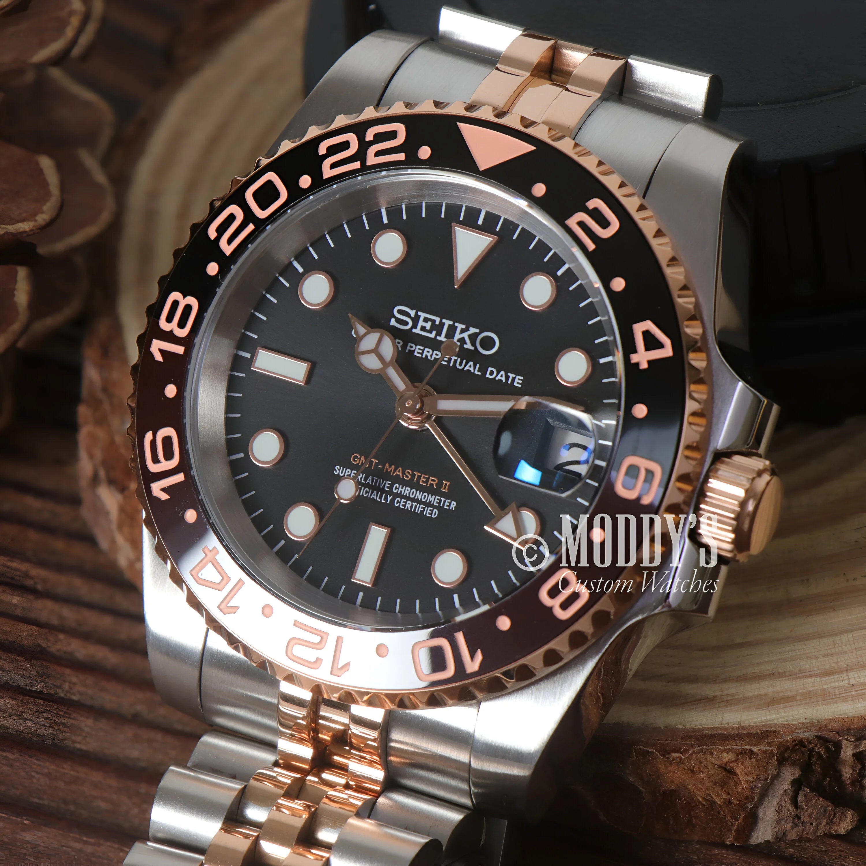 Seiko dive watch with black dial and two-tone rose gold steel bracelet GMTeiko Rootbeer