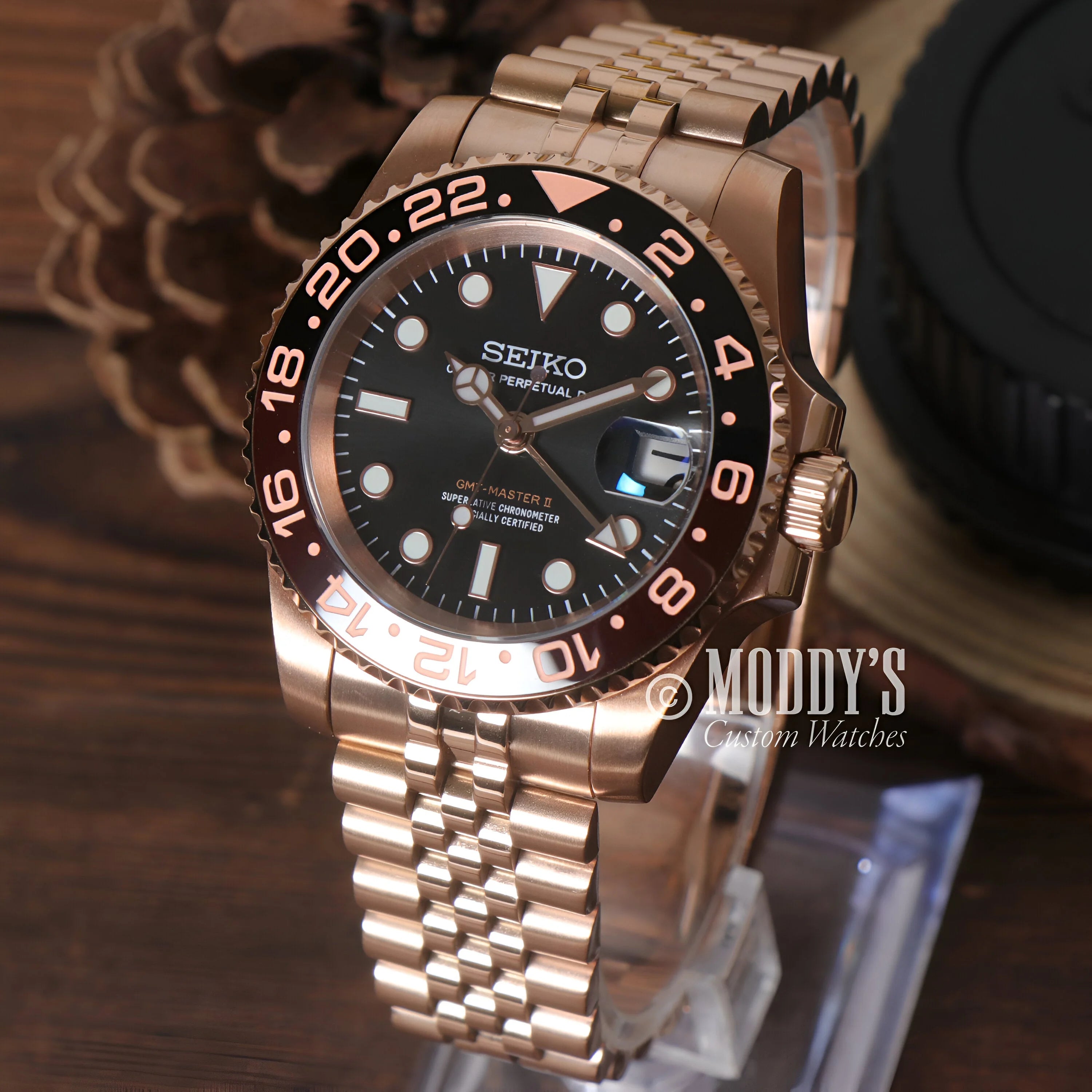 Rose gold Seiko dive watch with black dial and rotating bezel, GMTeiko Rose Gold Rootbeer