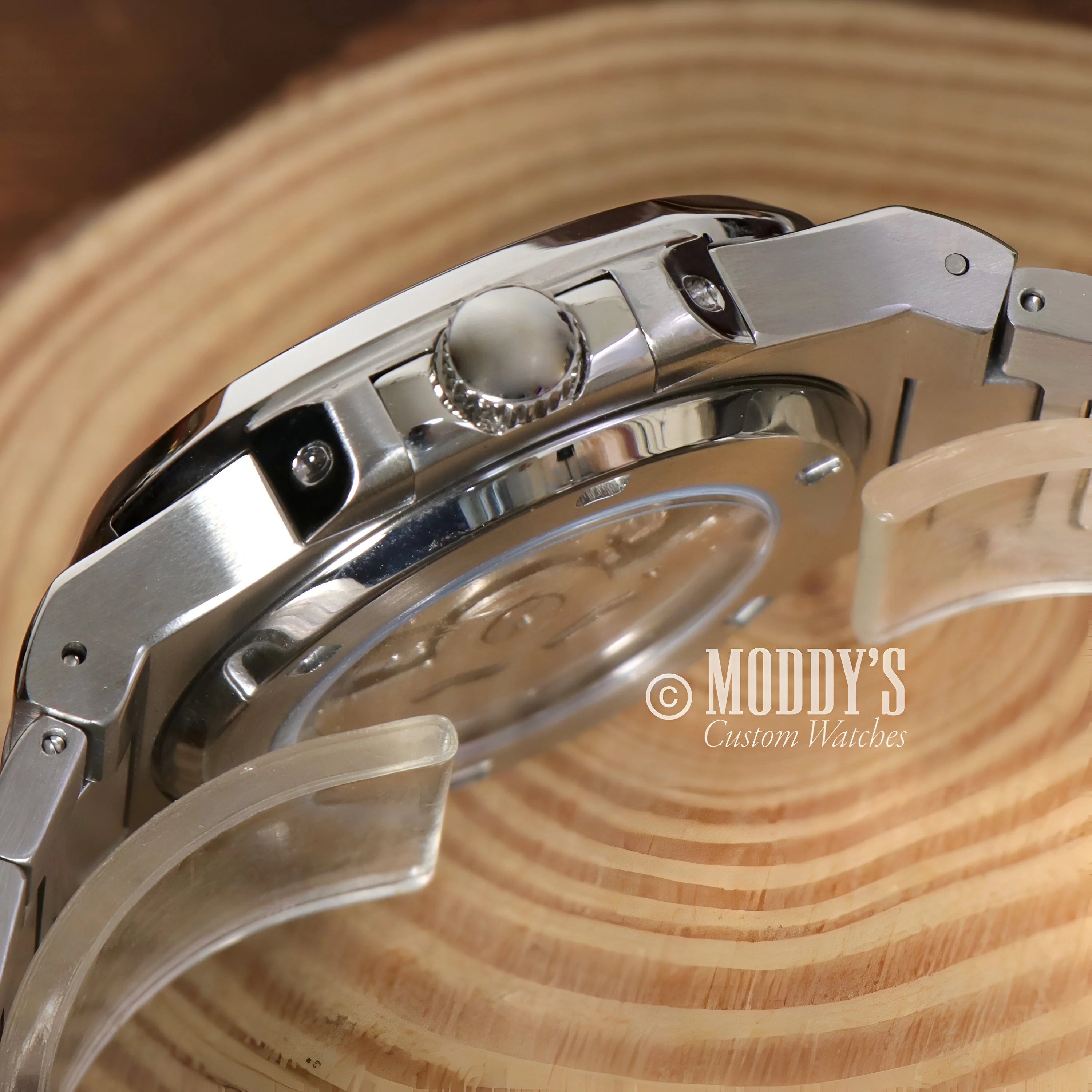 Stainless steel watch case with crown, showcasing Mod Nautilus Cream design