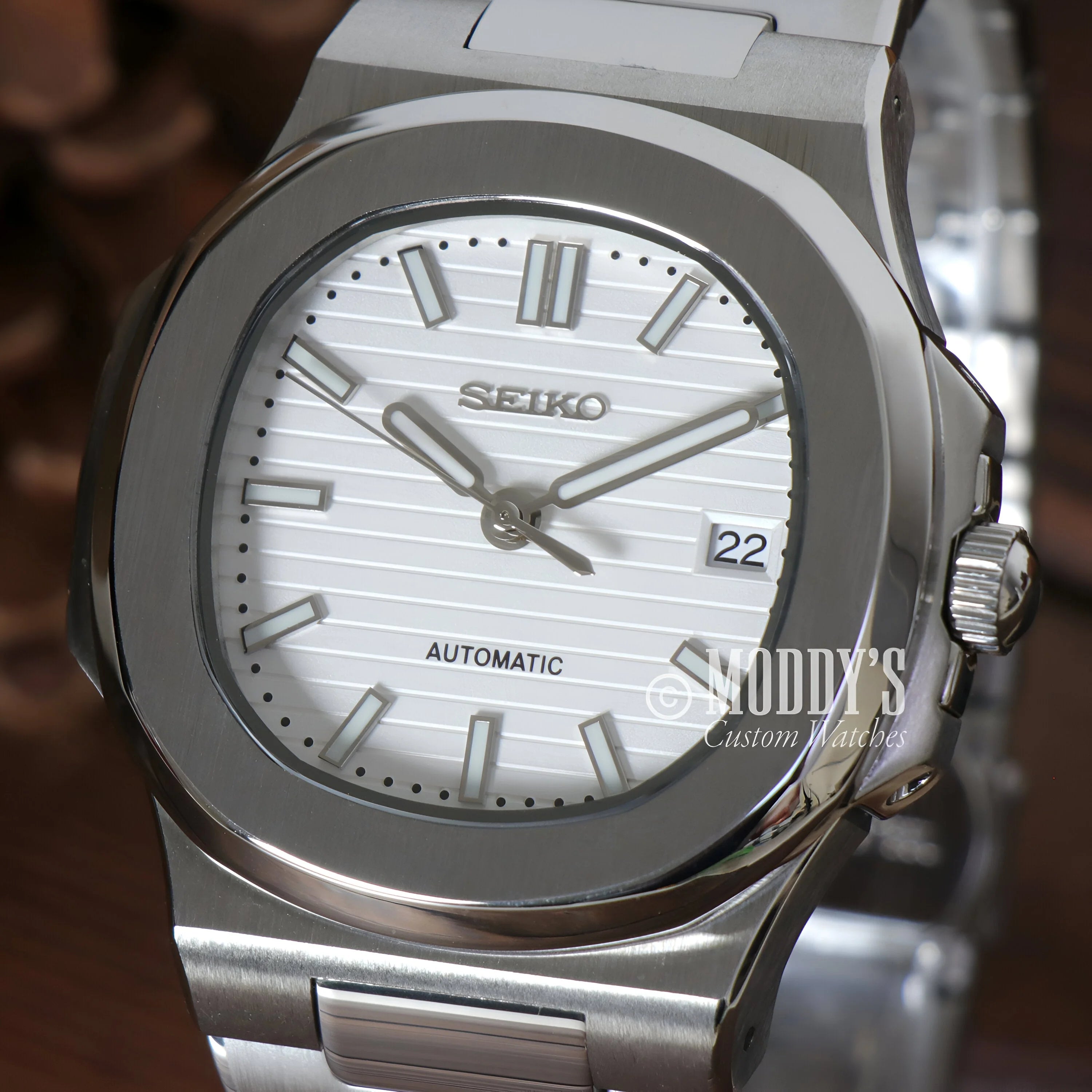 Stainless steel Nautiko White watch with automatic movement, white dial, and date window