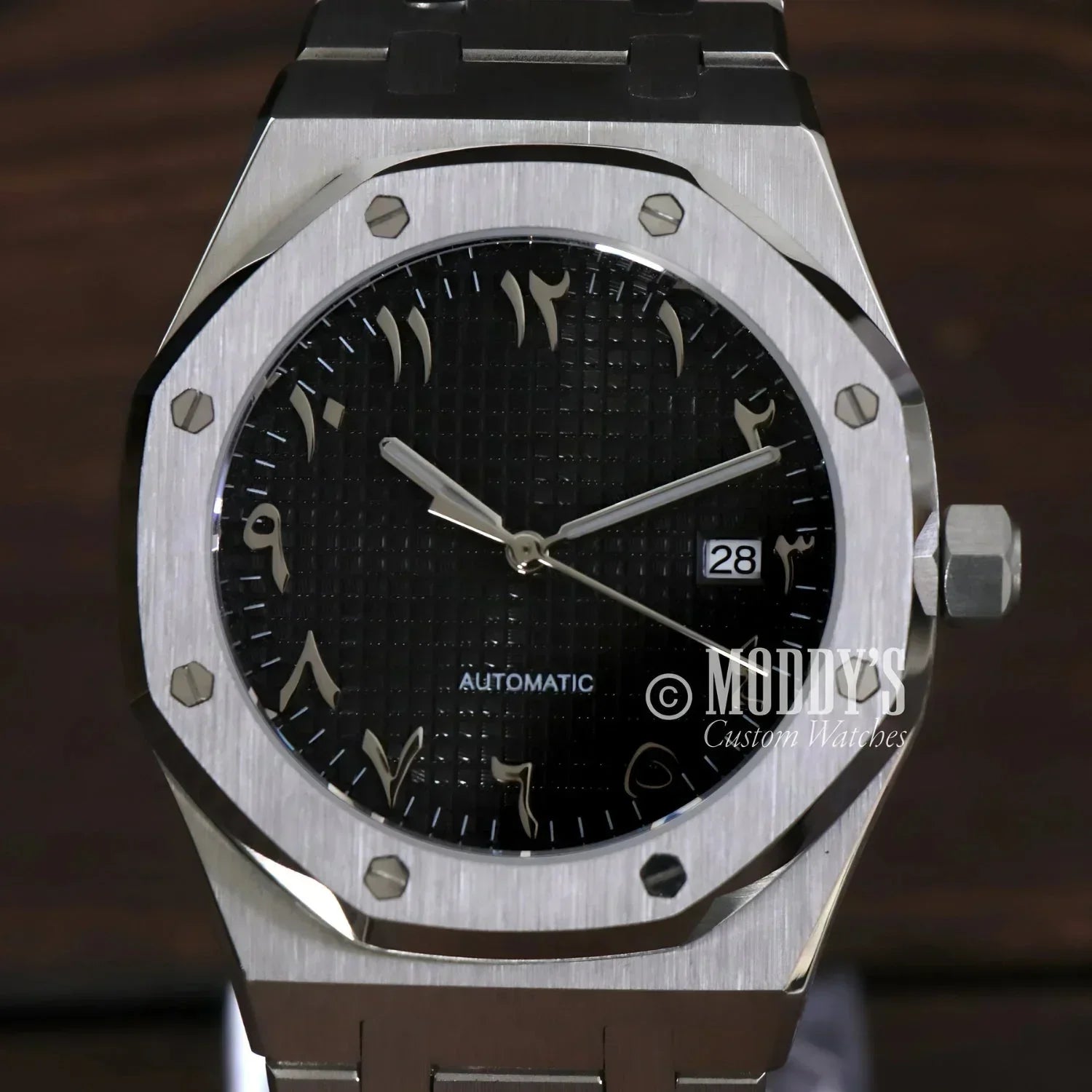 Silver wristwatch with Arabic numerals from the prestigious Seiko mod Royal collection