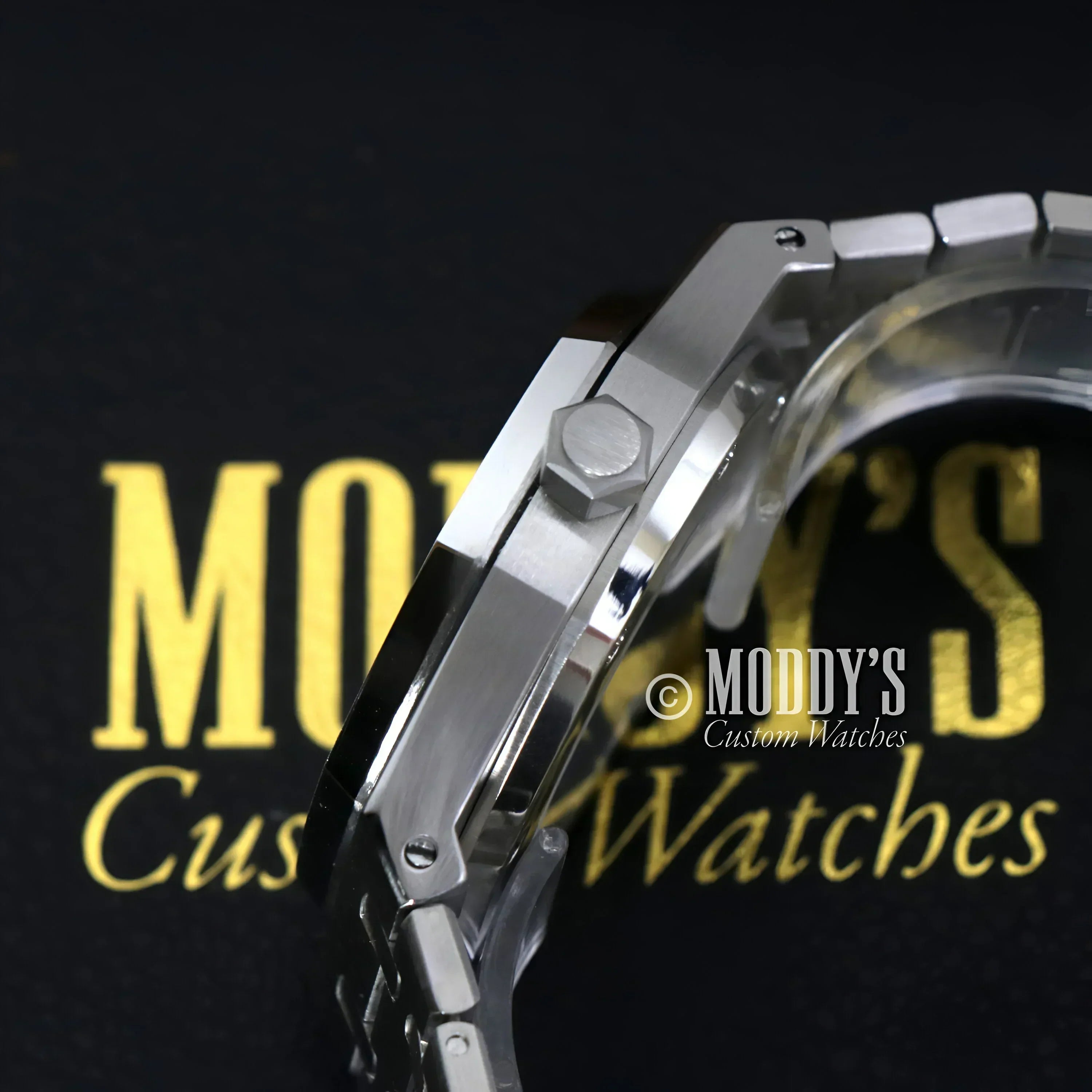 Silver wristwatch with hexagonal crown from Royal Seikoak features NH35 automatic movement