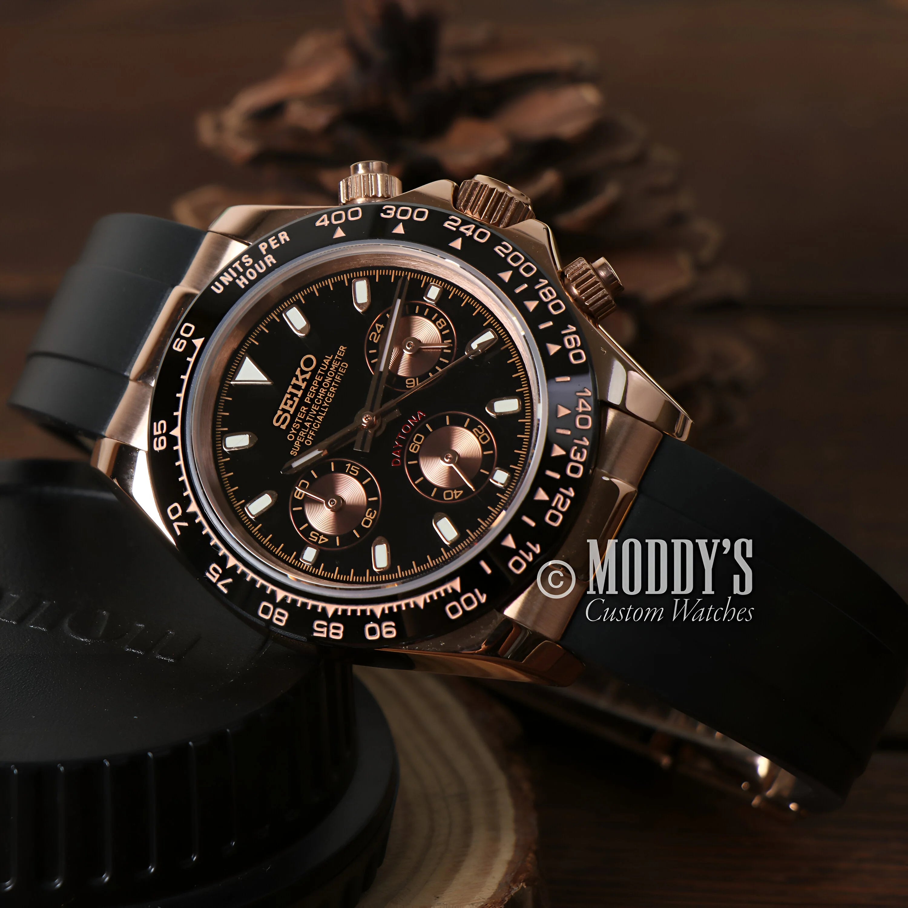 Seitona Rose Gold Seiko Mod Daytona: Luxurious Black Dial, Gold Accents, Chronograph Wristwatch