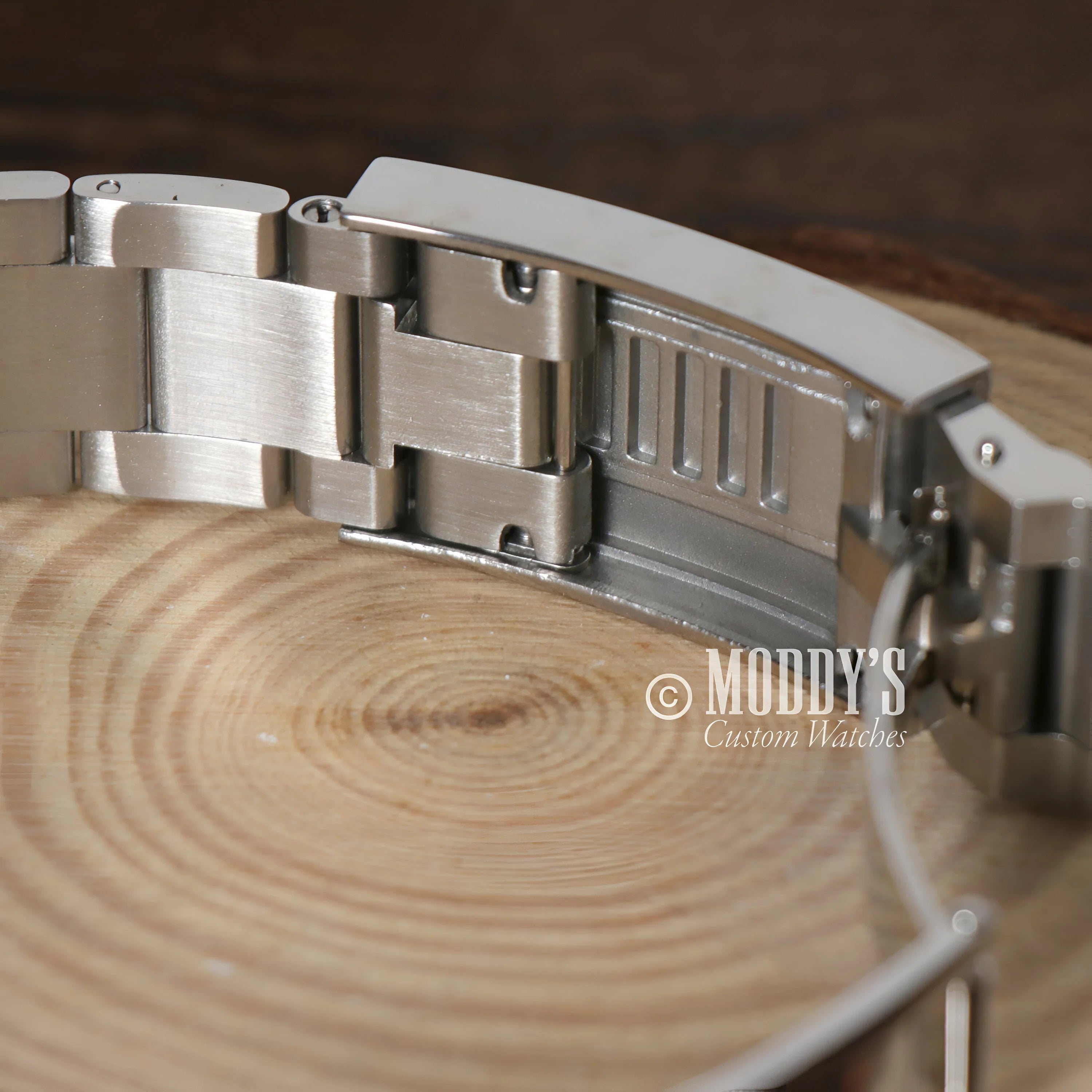 Metal watch bracelet of Seitona Blue on wood, perfect for Seiko Mod Daytona enthusiasts