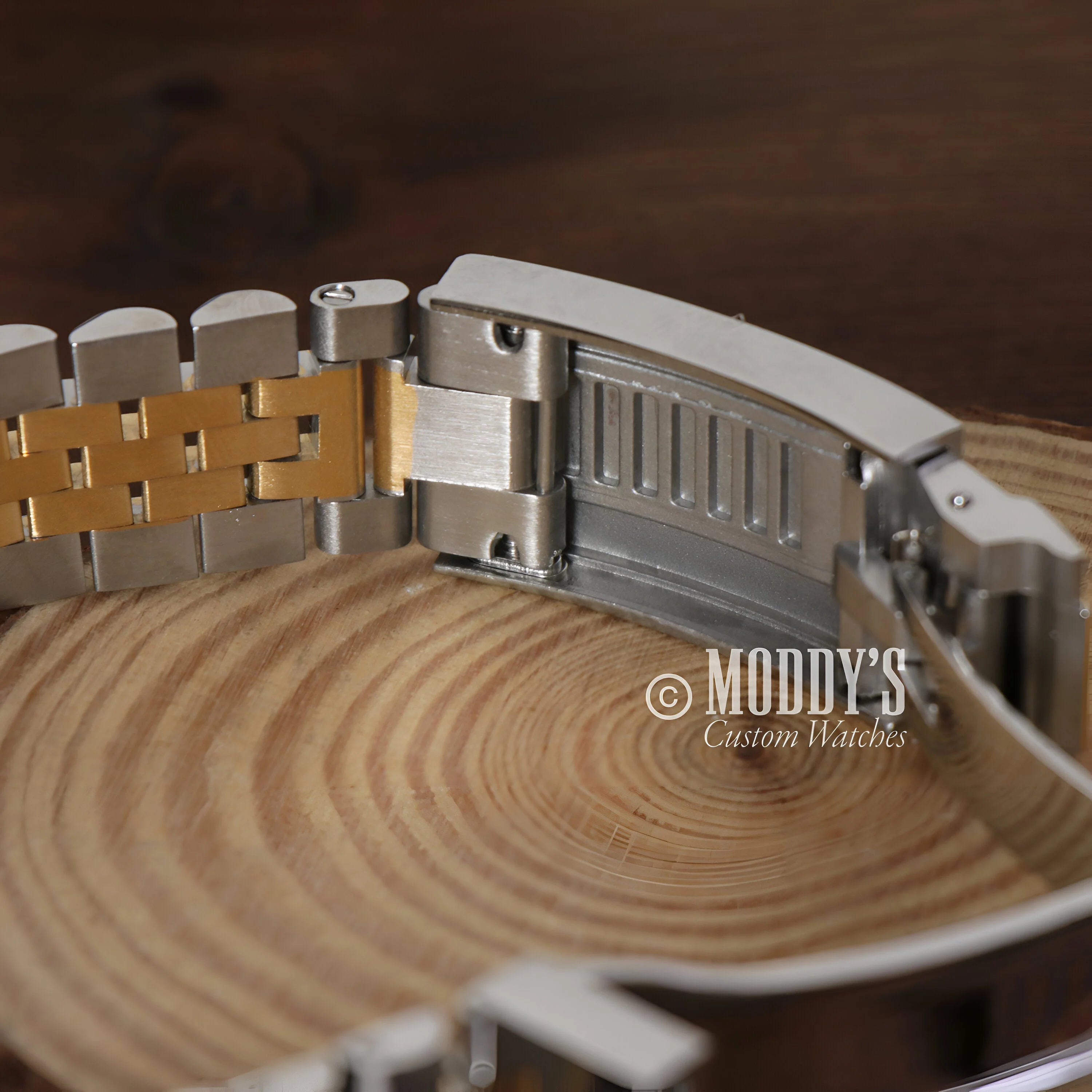 Watch bracelet in gold and silver-colored metal links, crafted from 904L stainless steel