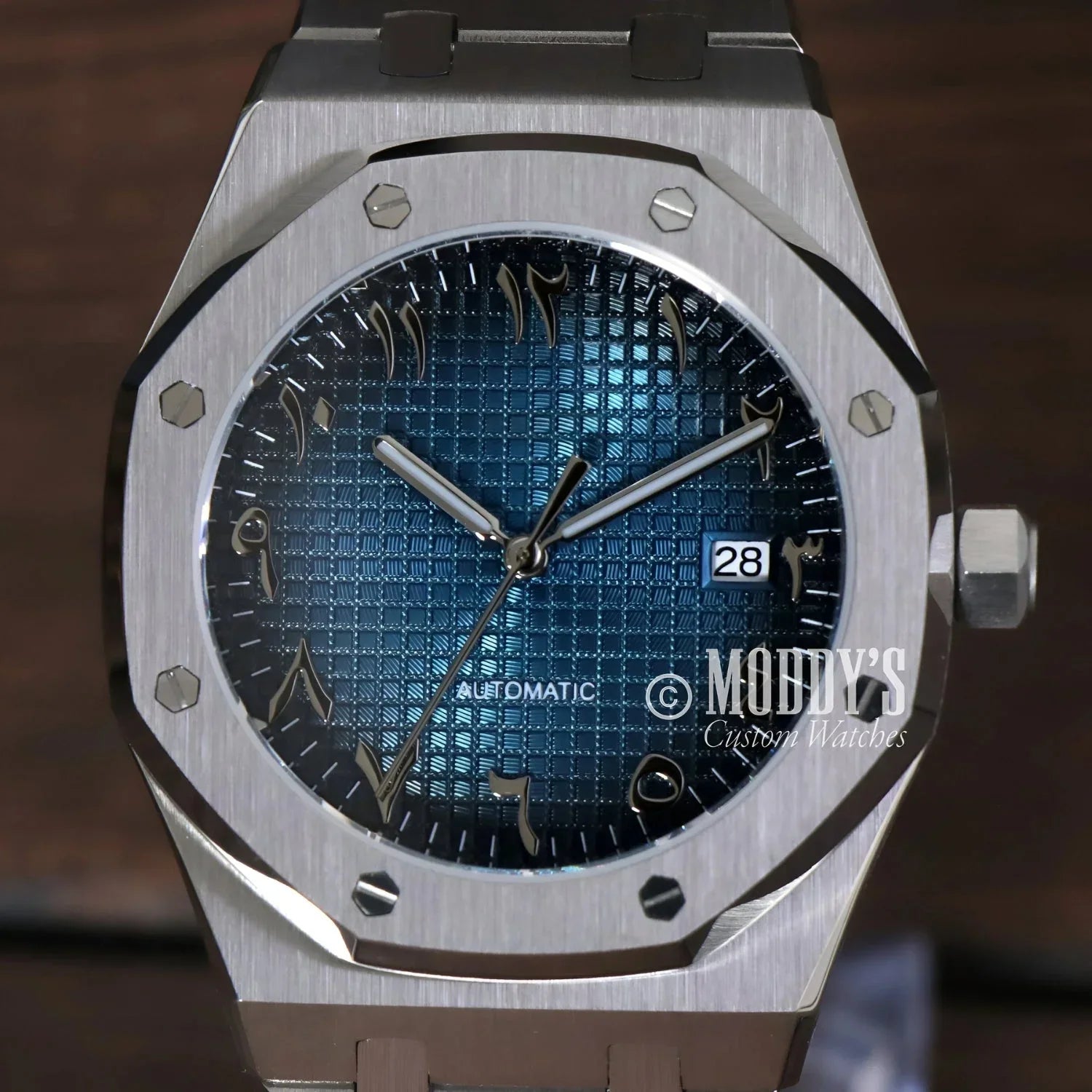 Silver wristwatch with Arabic numerals from the Royal Seikoak Arabic Blue collection