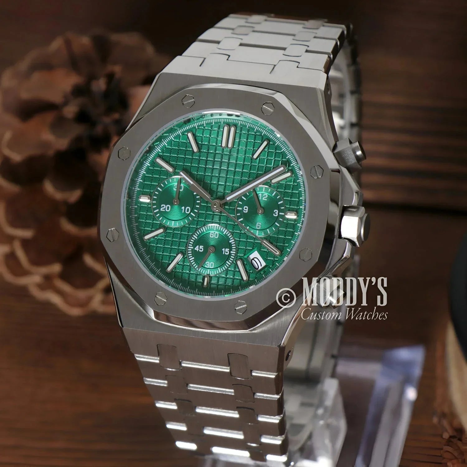 Green-faced stainless steel wristwatch Royal Seikoak with VK63 hybrid movement