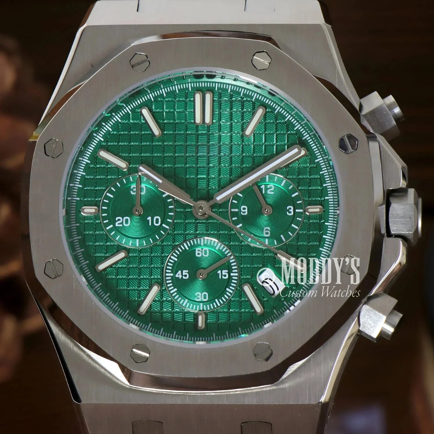Green-faced stainless steel Royal Seikoak watch with VK63 hybrid movement