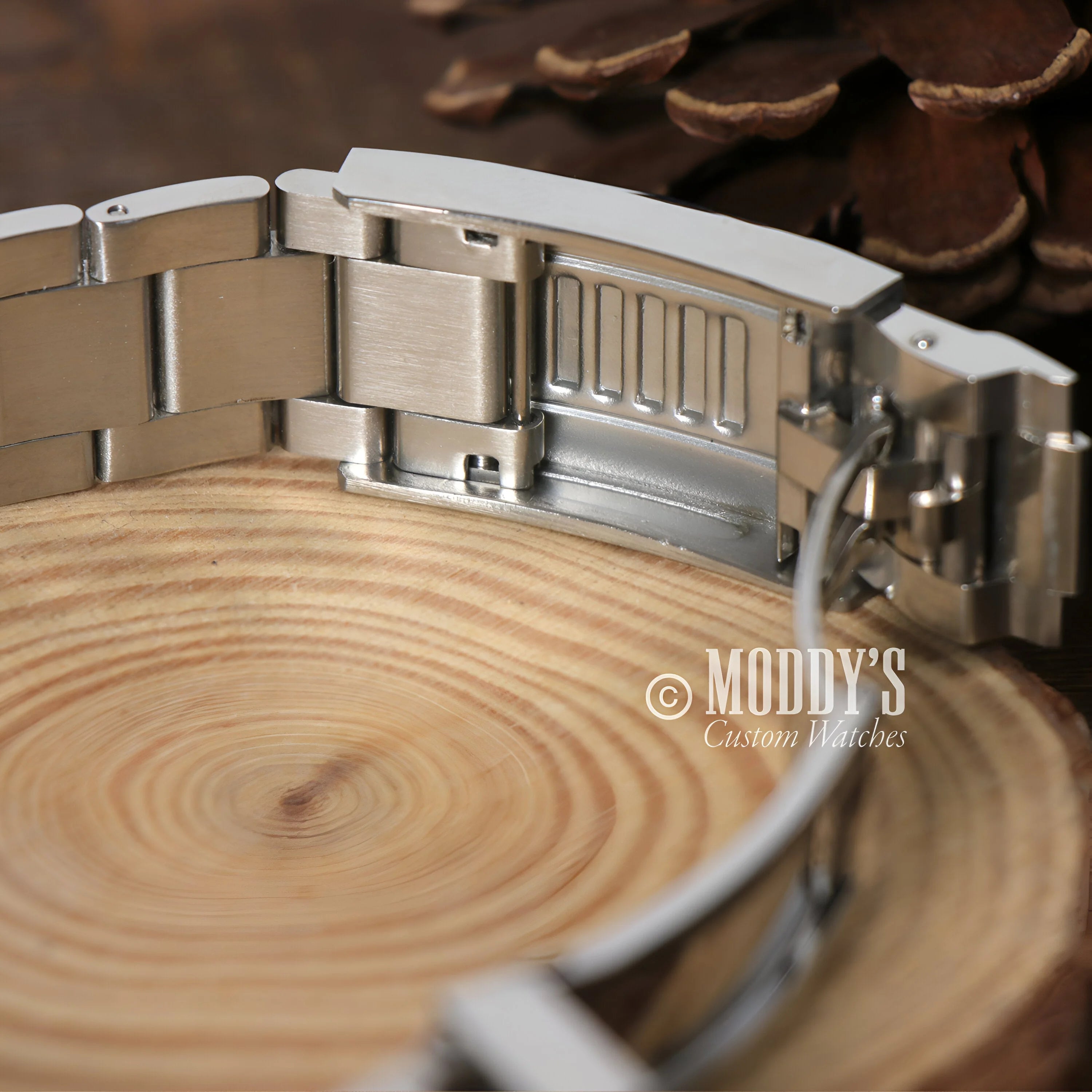 Seikomarine Silver: Metal Watch Bracelet With Clasp On Wood - Perfect For Seiko Mod Lovers