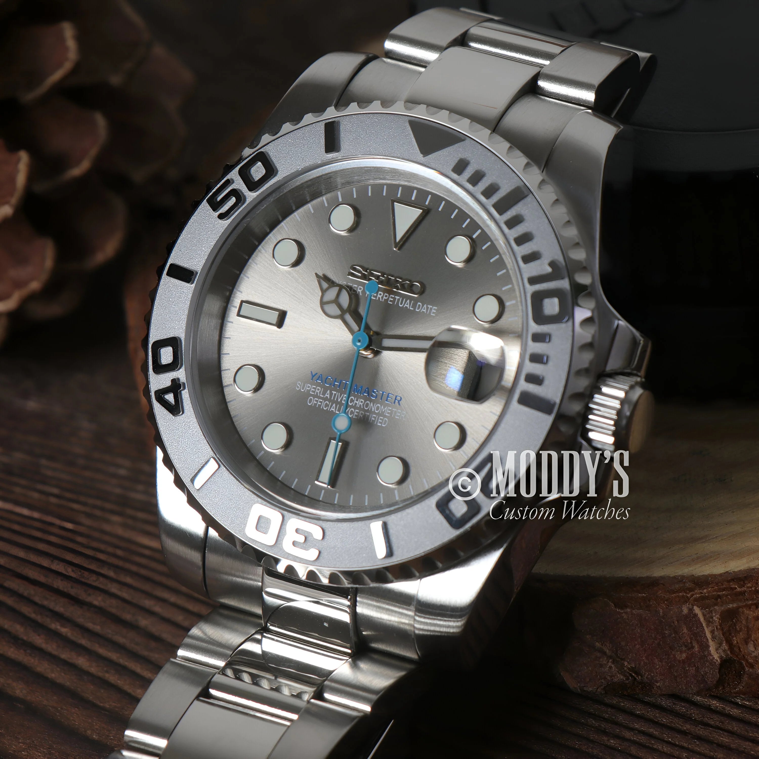 Seiko Mod Submariner Style: Silver Rolex Yacht-master With Metallic Dial And Blue Hands