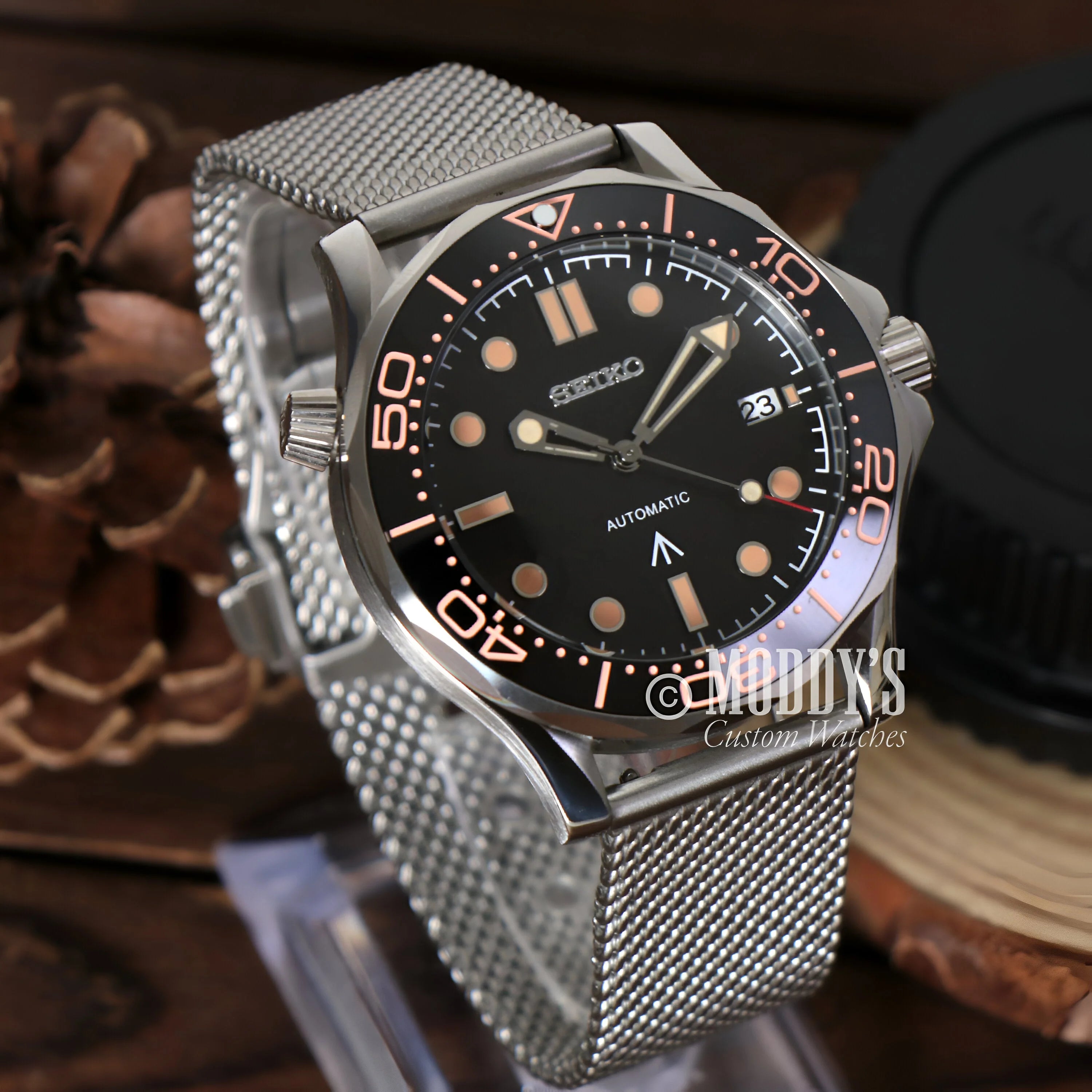 Stainless steel diver’s watch with black dial and mesh bracelet Seikomaster James Bond 007 mod Seamaster