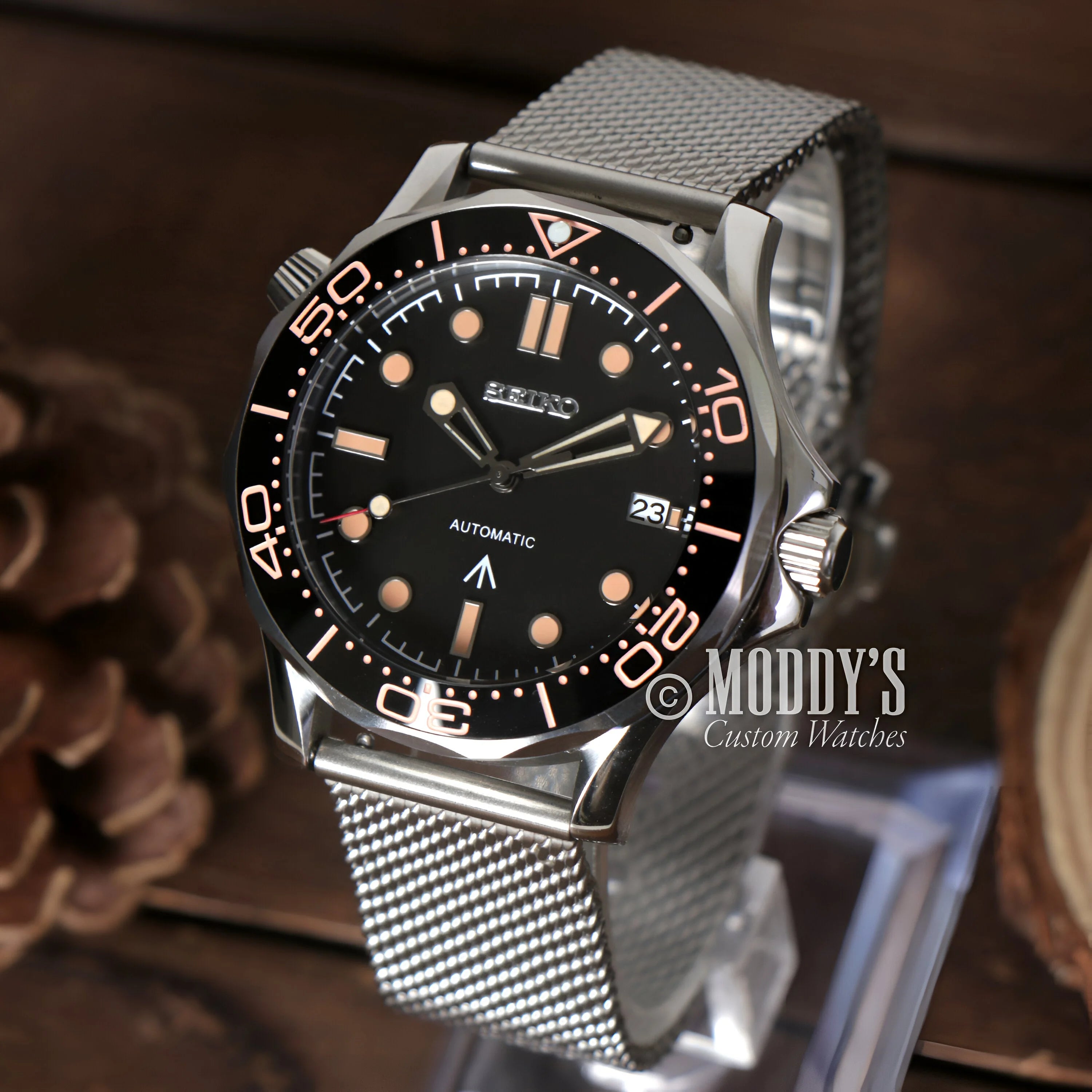 Stainless steel diver’s watch with black dial and mesh bracelet Seikomaster James Bond 007