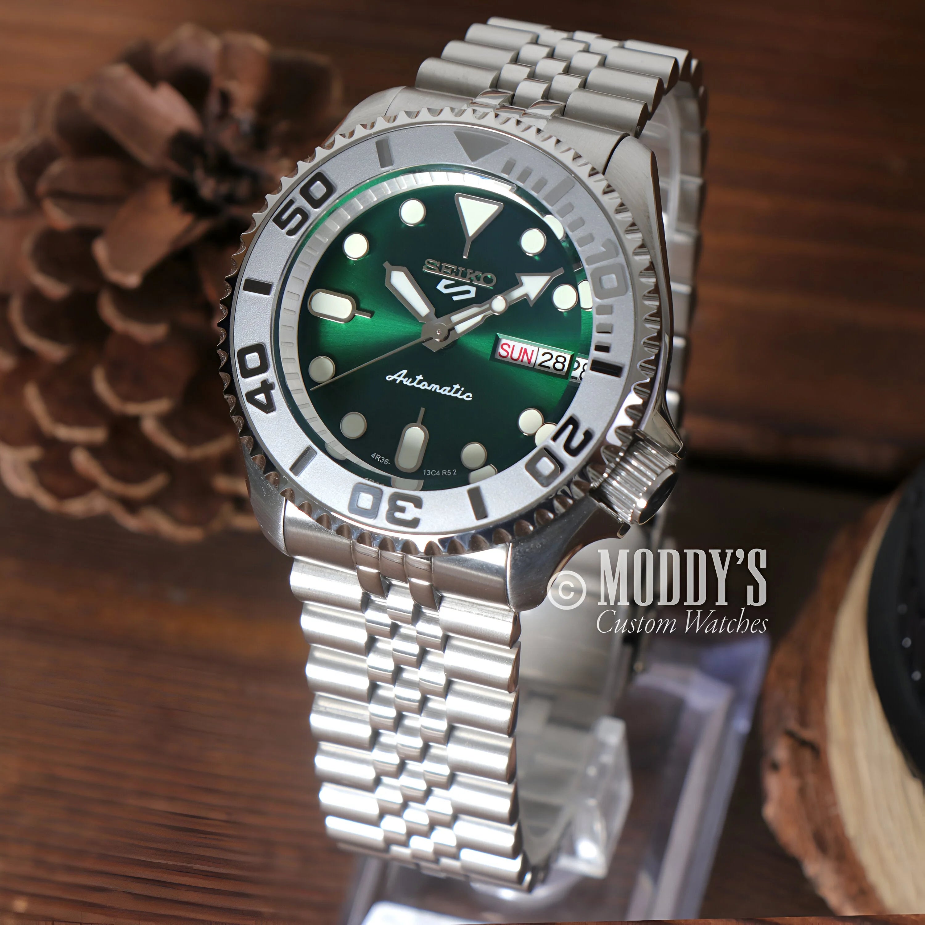 Stainless steel Mod SKX Green wristwatch featuring a green dial and rotating bezel