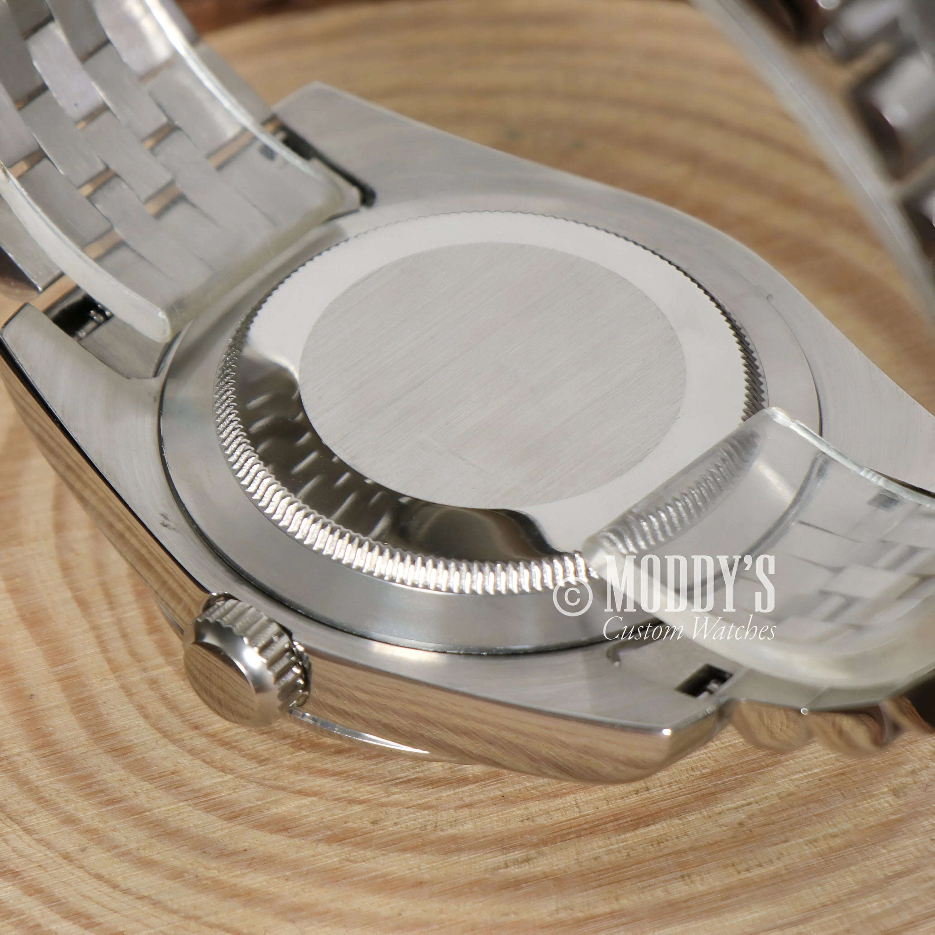 Stainless steel wristwatch with white dial and fluted bezel, Seiko NH35 Automatic, Datejust design