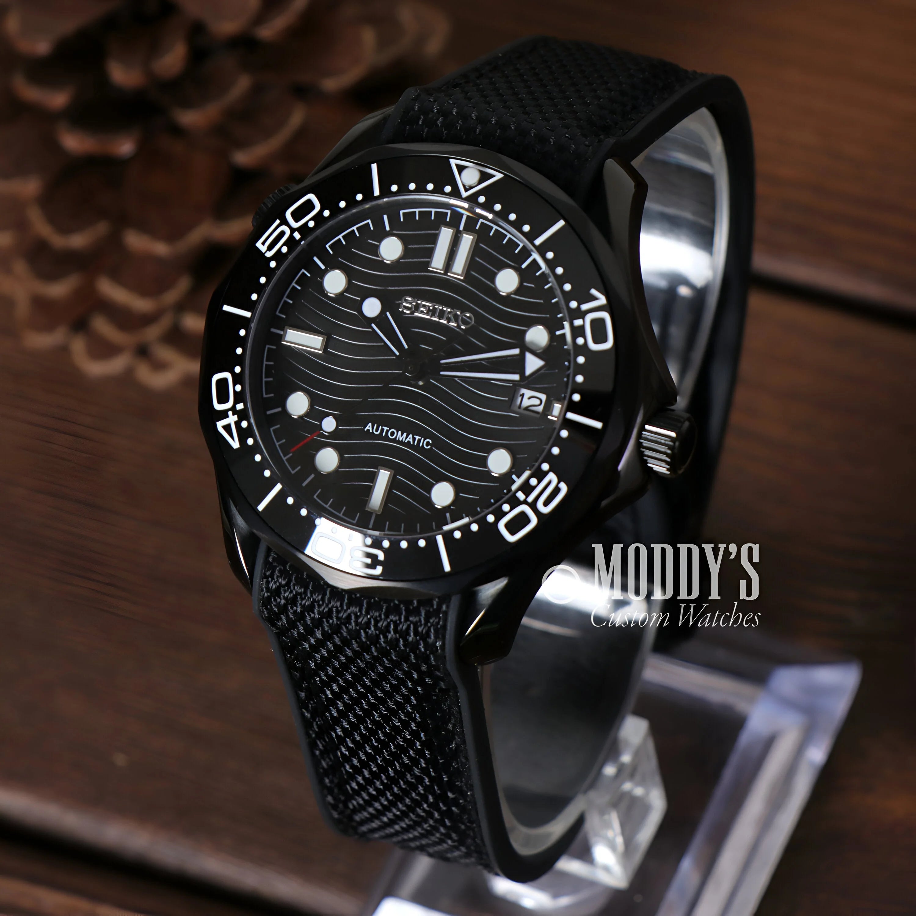 Black dive watch Seikomaster Full Black with mesh bracelet and Seiko NH35 automatic movement