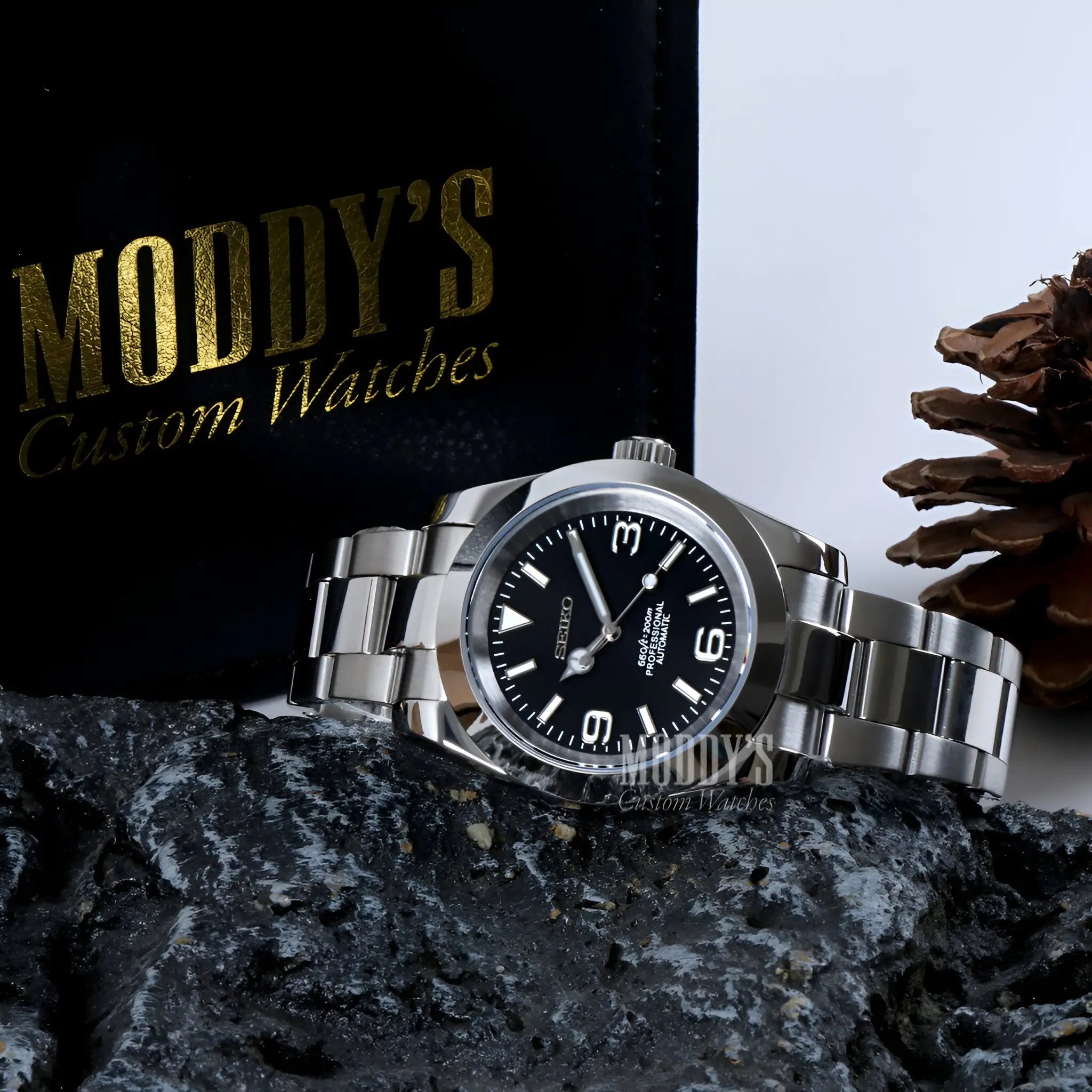 Oysteiko Explorer Black with Seiko NH35 automatic and 316L stainless steel