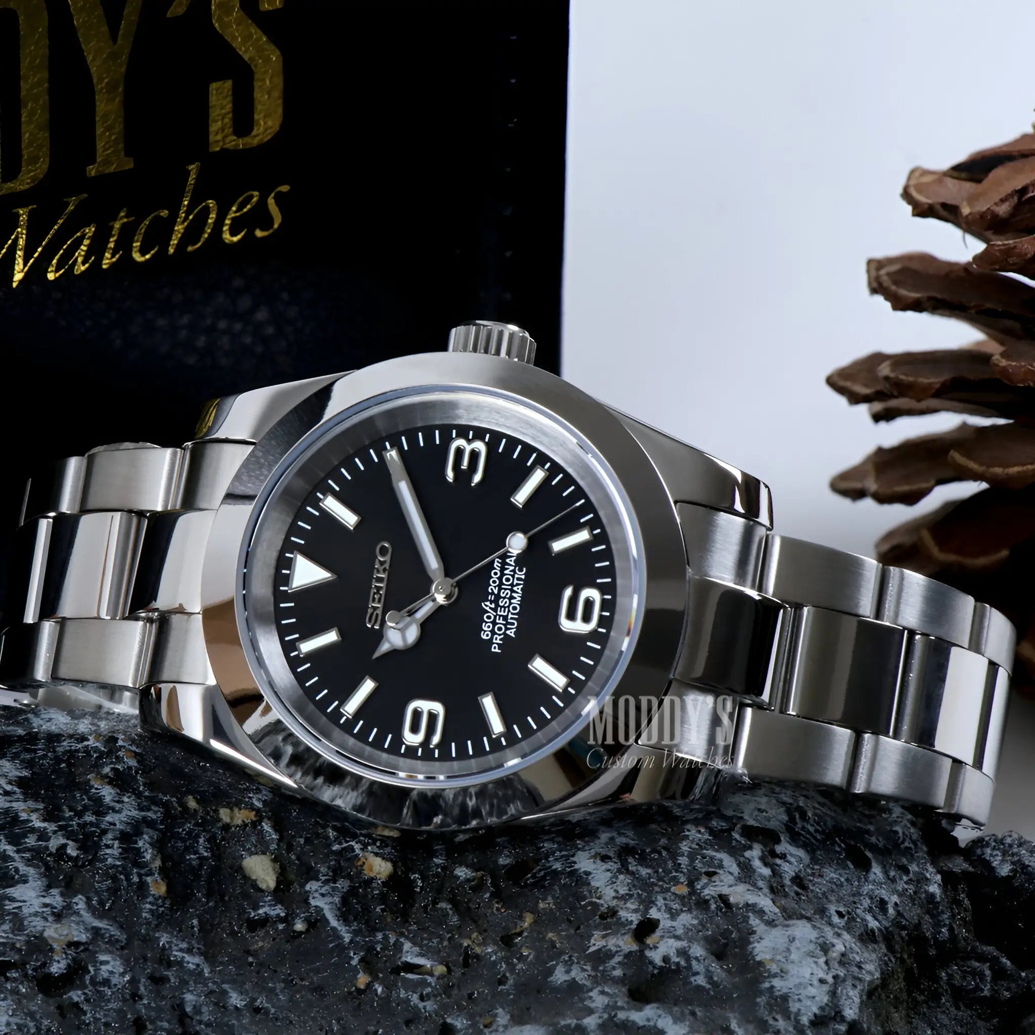 Seiko NH35 automatic watch with iconic oyster design in 316L stainless steel