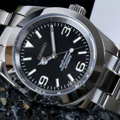 Seiko NH35 automatic watch with black dial, 316L stainless steel and iconic oyster design