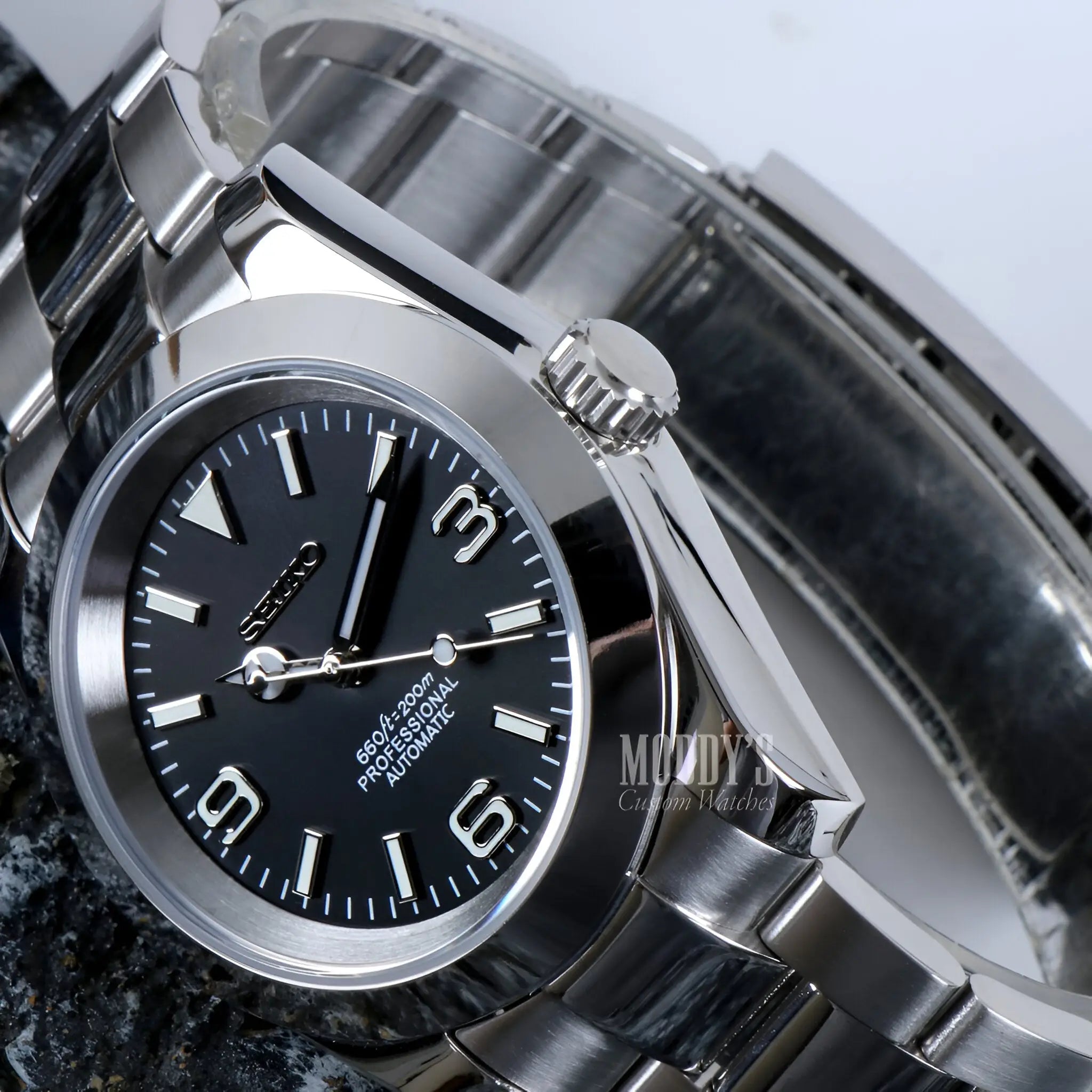 Oysteiko Explorer Black: Seiko NH35 automatic watch with iconic oyster design