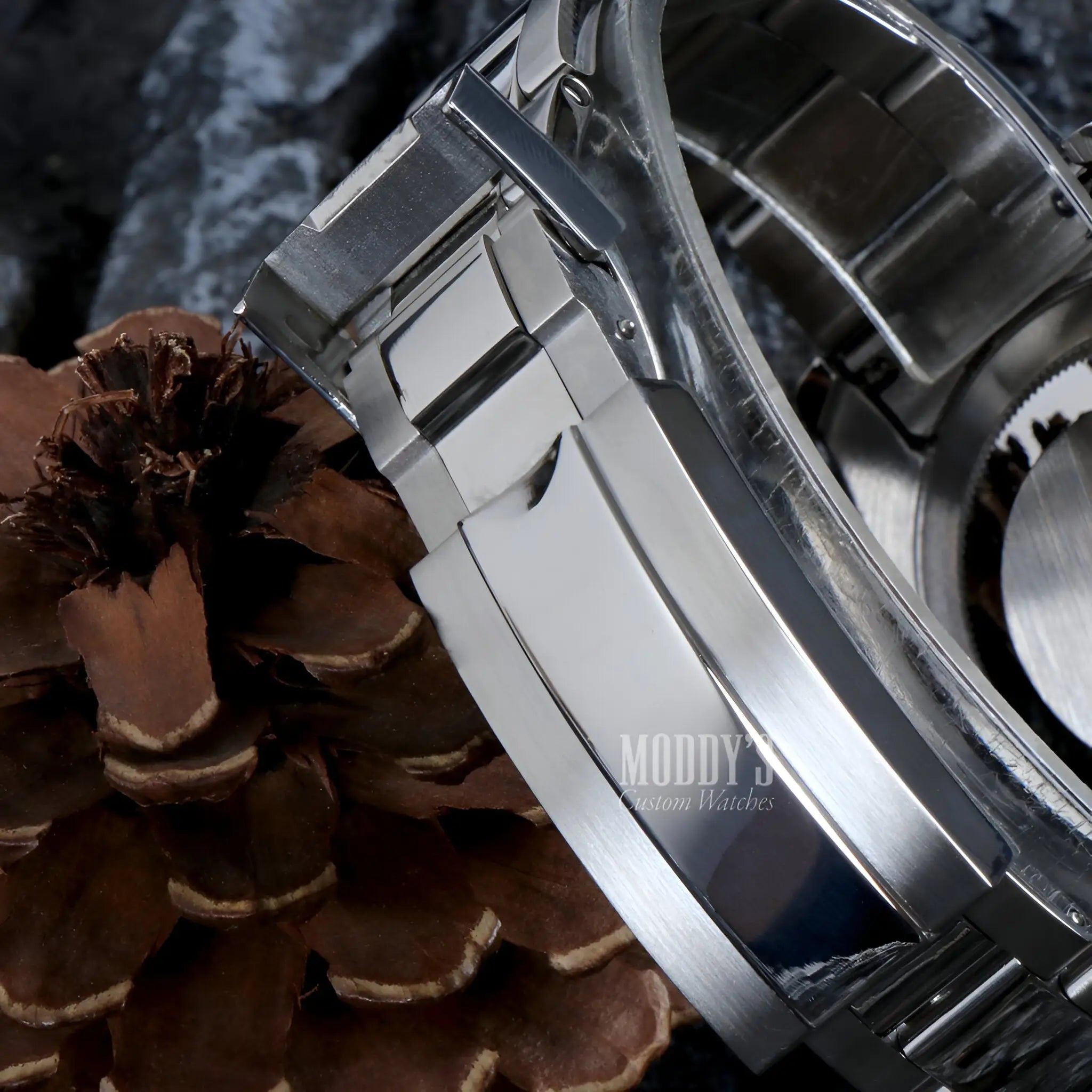 Oysteiko Explorer Black: 316L stainless steel watch with Seiko NH35 automatic movement