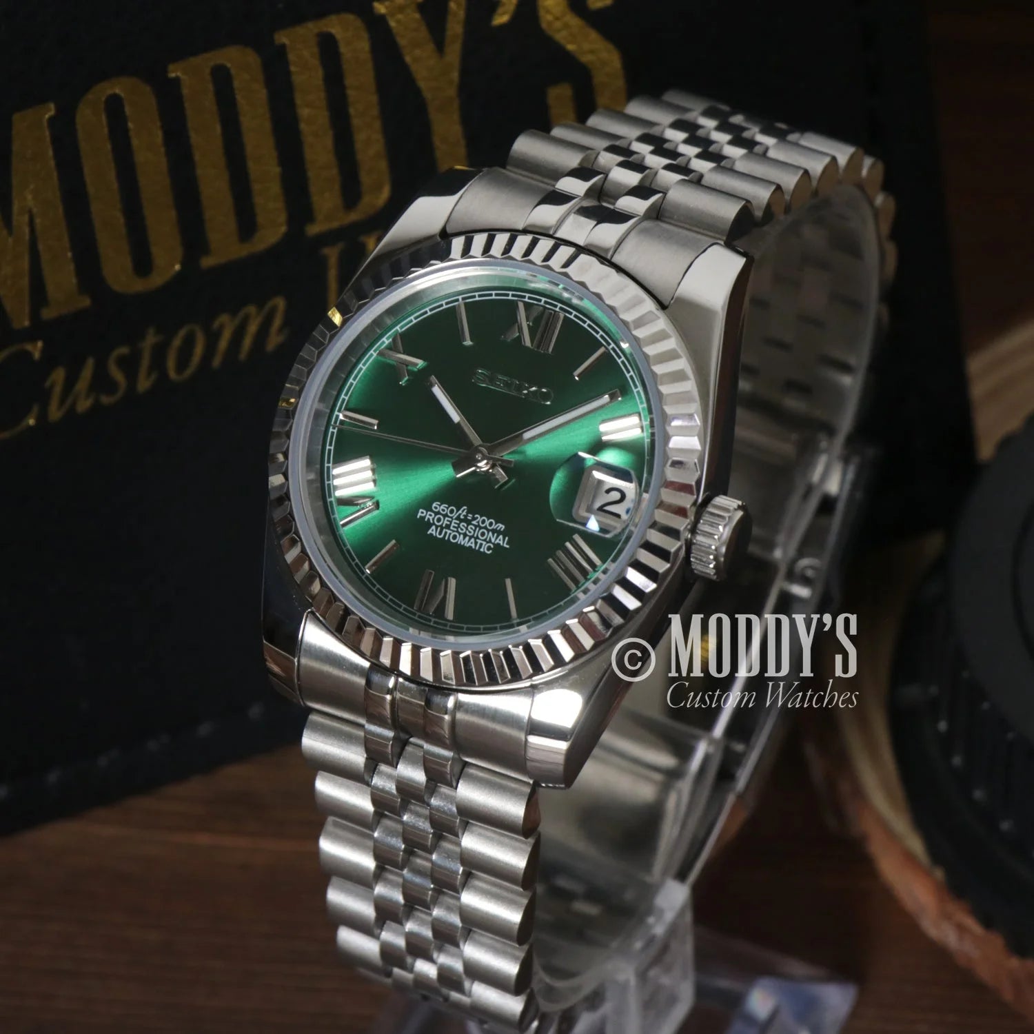 Stainless steel wristwatch with green dial and fluted bezel, Seikojust Green Roman, NH35 automatic