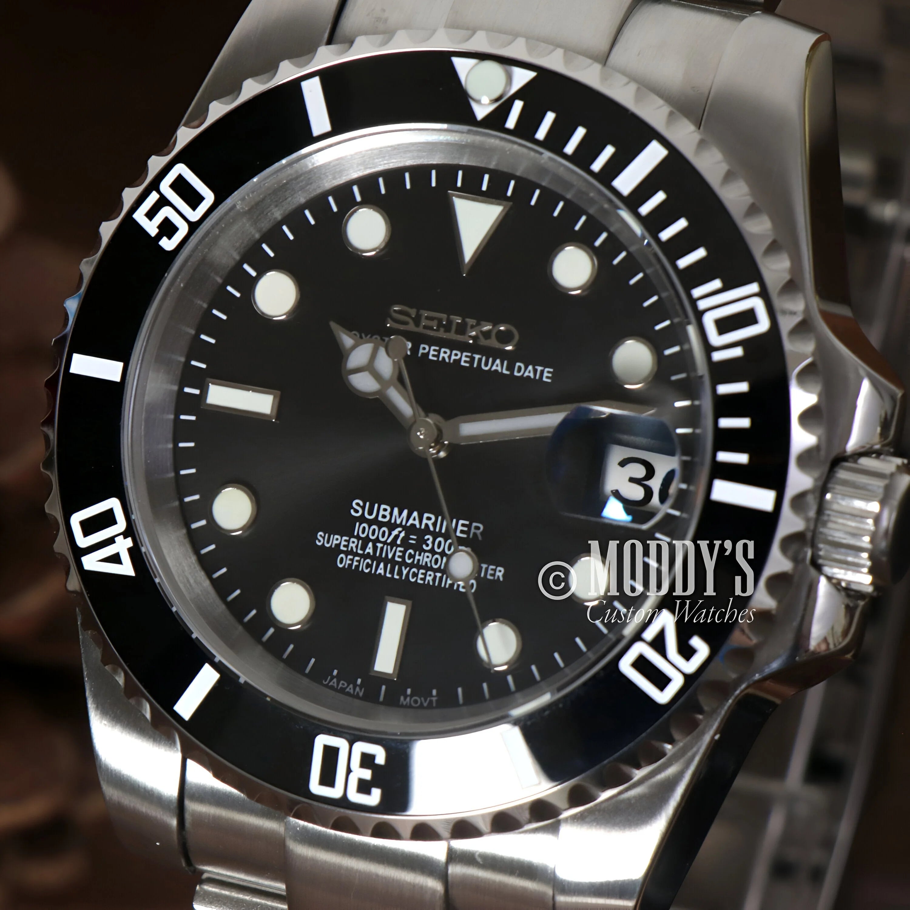 Stainless Steel Seikomariner Black Submariner Watch with Black Dial and Rotating Bezel