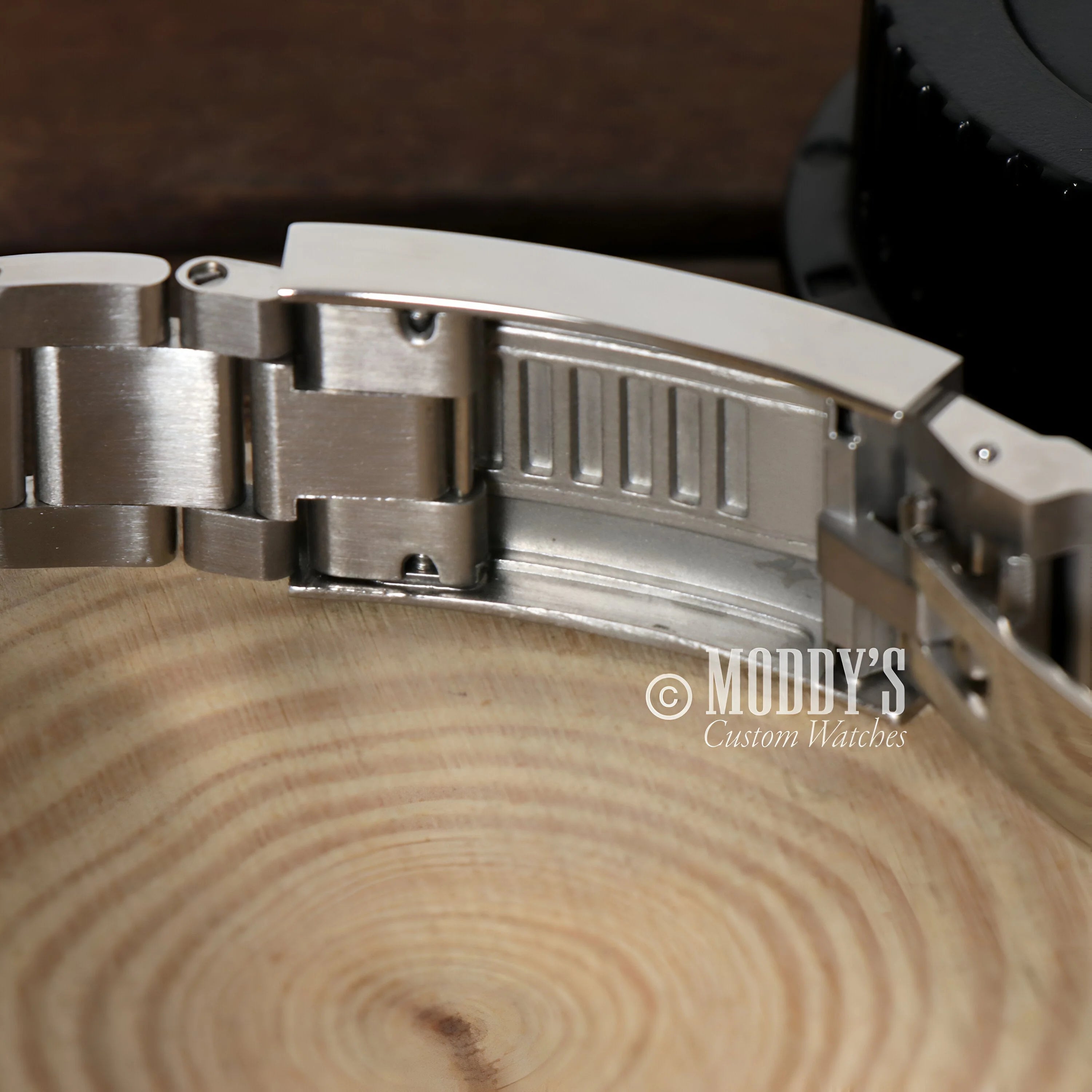 Metal watch bracelet with brushed finish links for Seikomariner Black submariner case