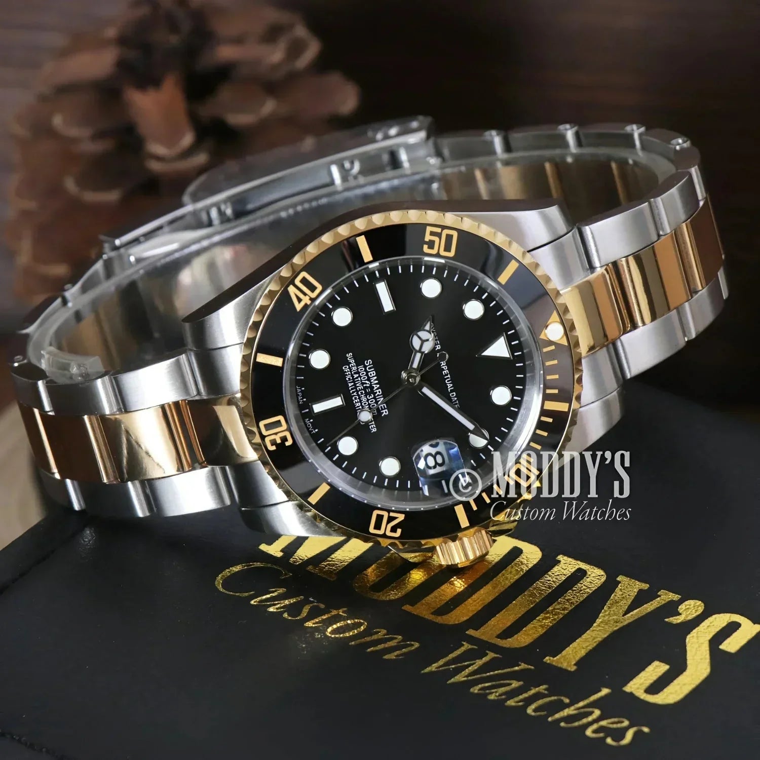 Two-tone gold and silver wristwatch from Seikomariner with Seiko NH35 automatic movement
