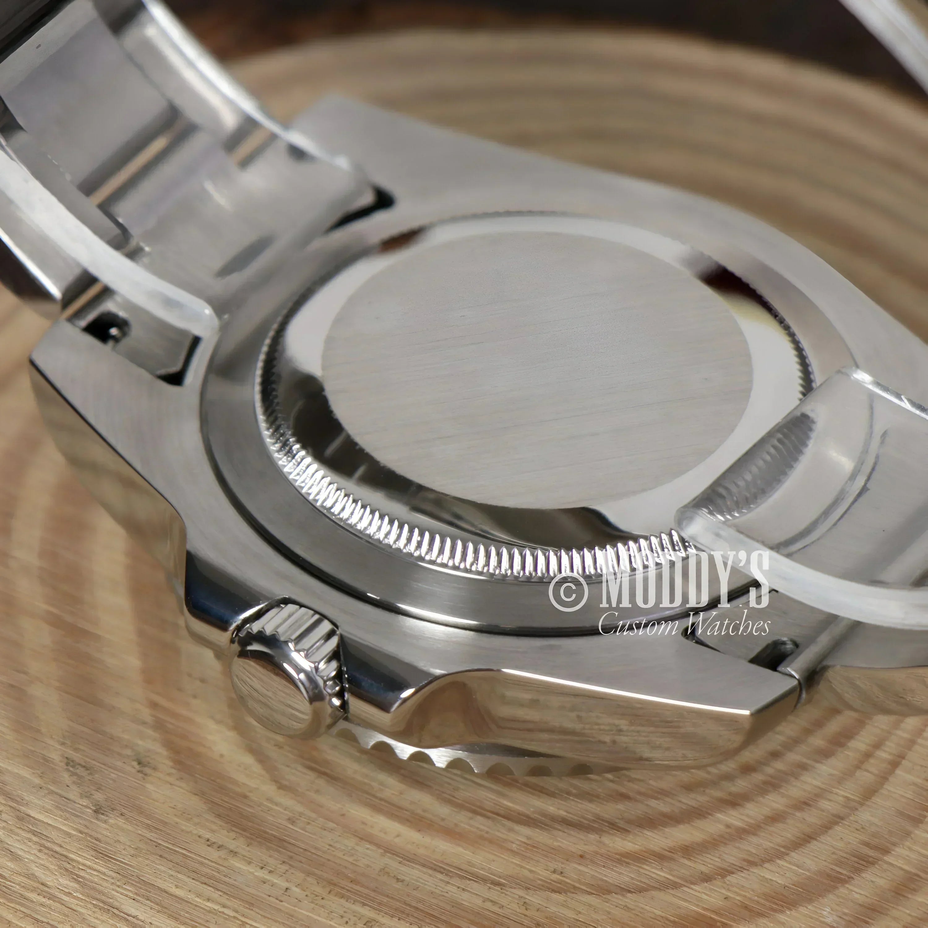 Silver wristwatch case of the Seikomariner Hulk with NH35 automatic movement
