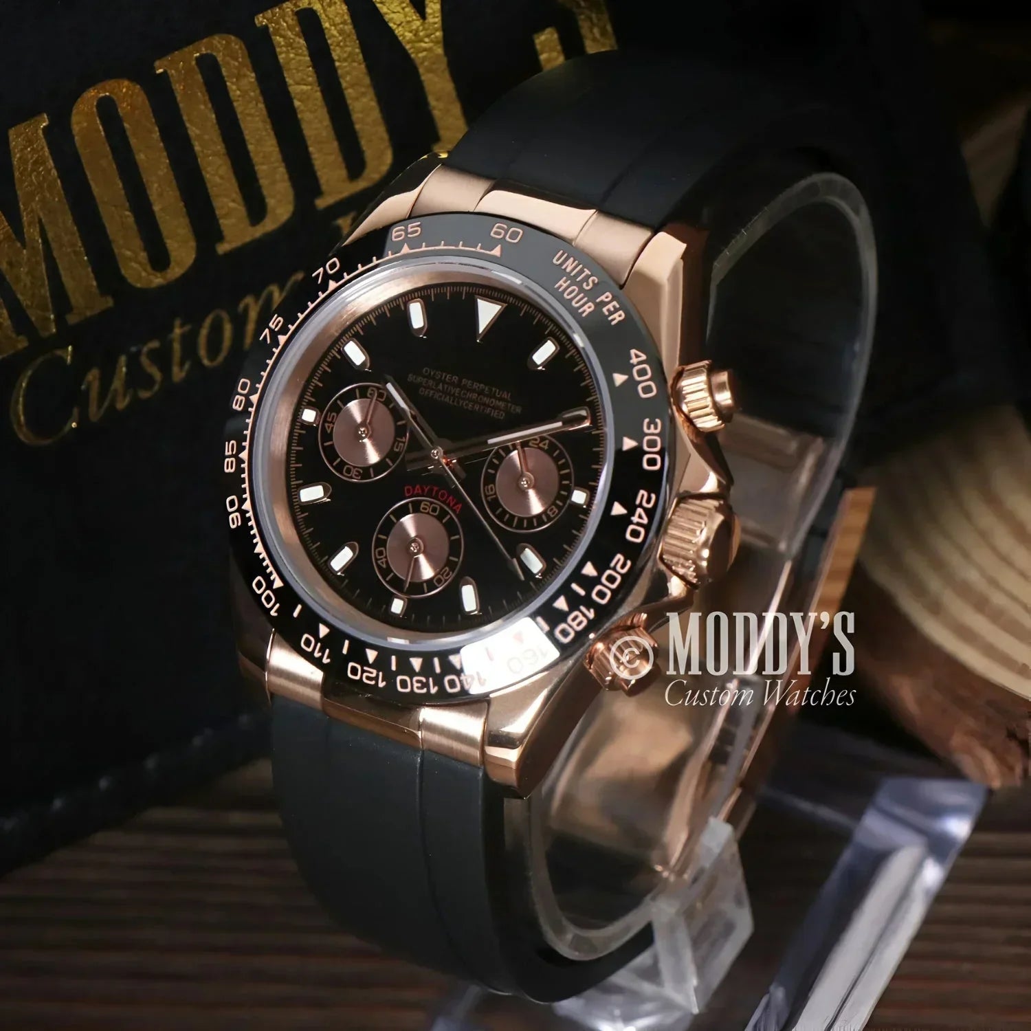 Rose gold chronograph wristwatch with black rubber strap, Seiko VK63 hybrid movement