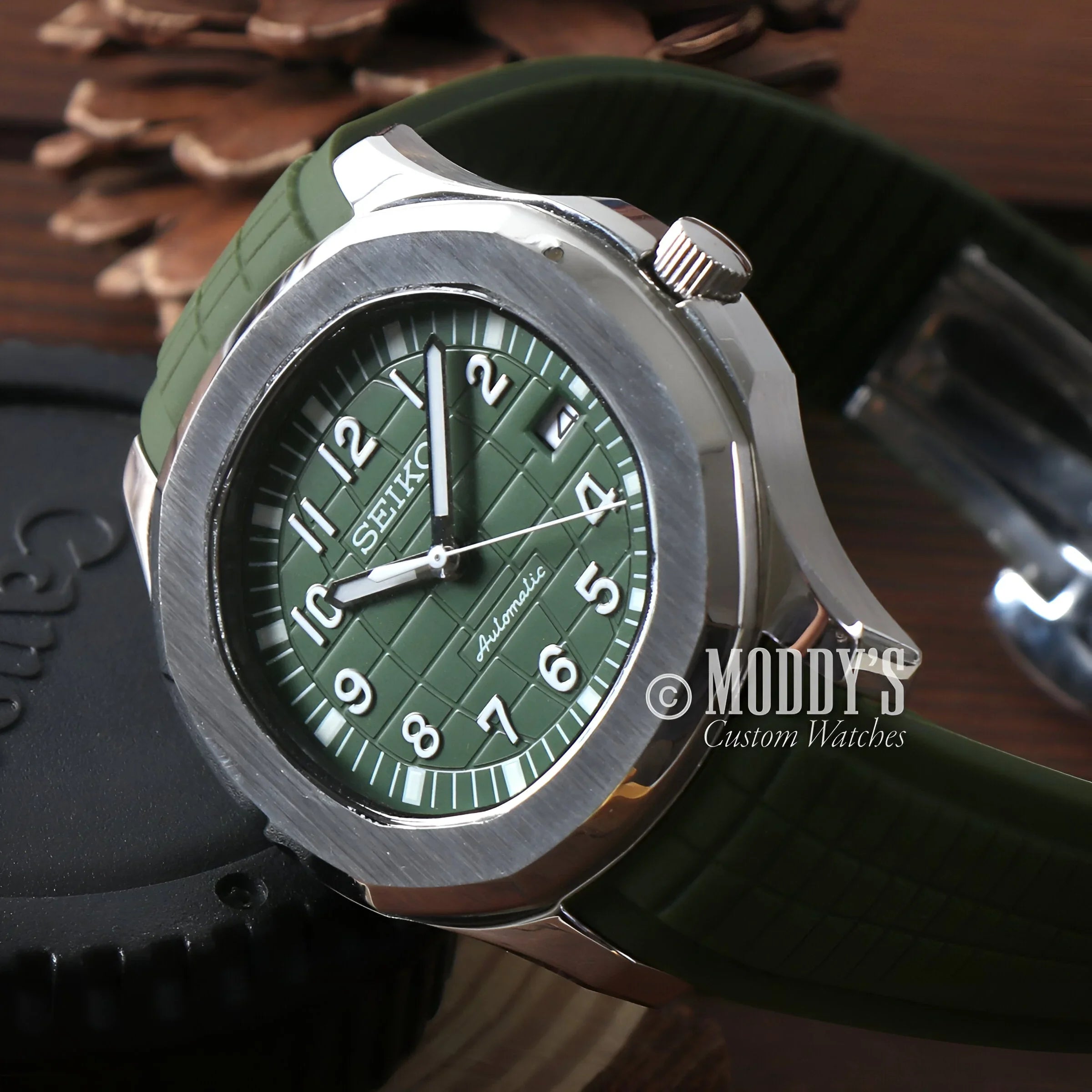 Seikonaut Green: Elegant Seiko Watch With Green Dial And Black Leather Strap