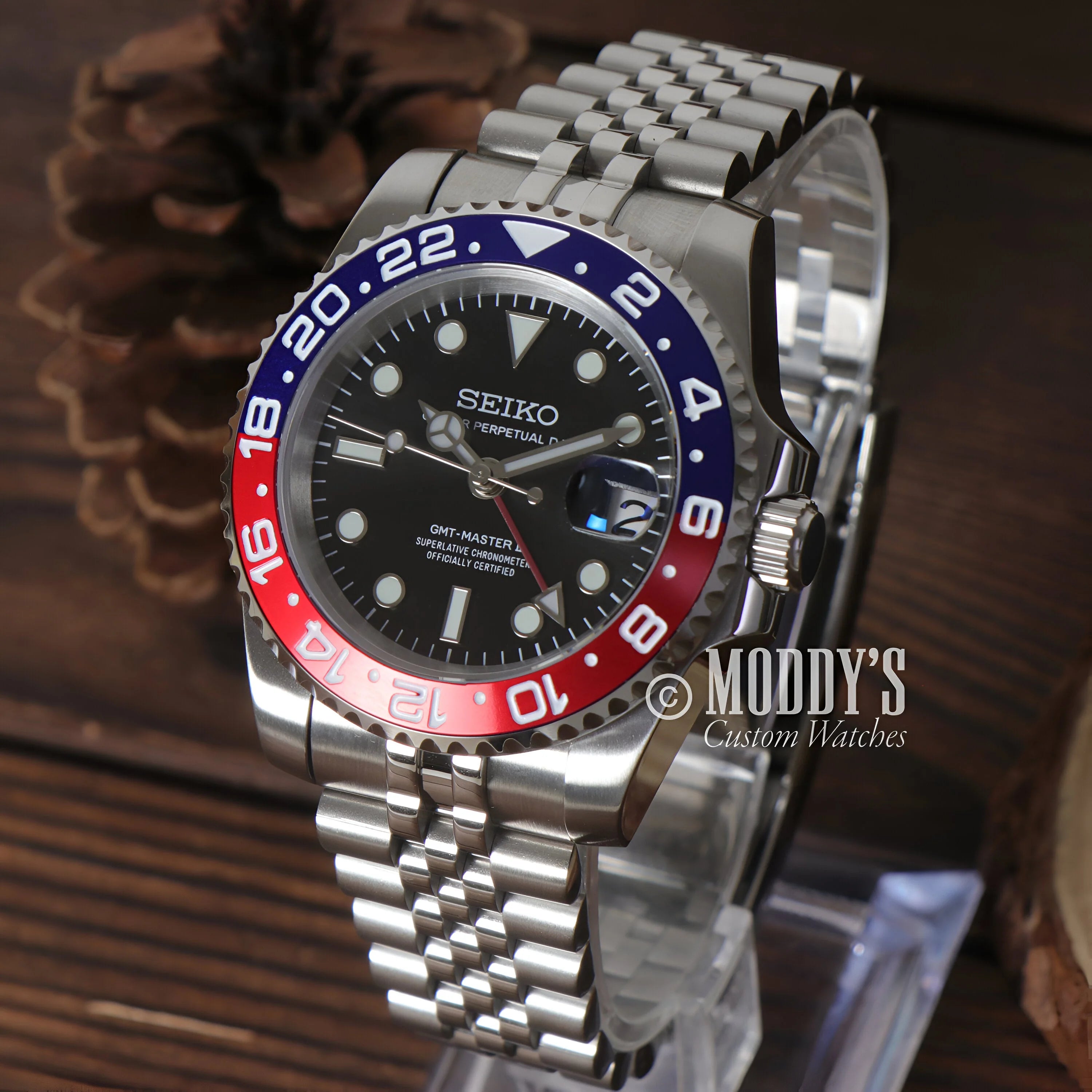 Seiko Gmteiko Pepsi Gmt Watch With Red And Blue Bezel In a Sleek Stainless Steel Case