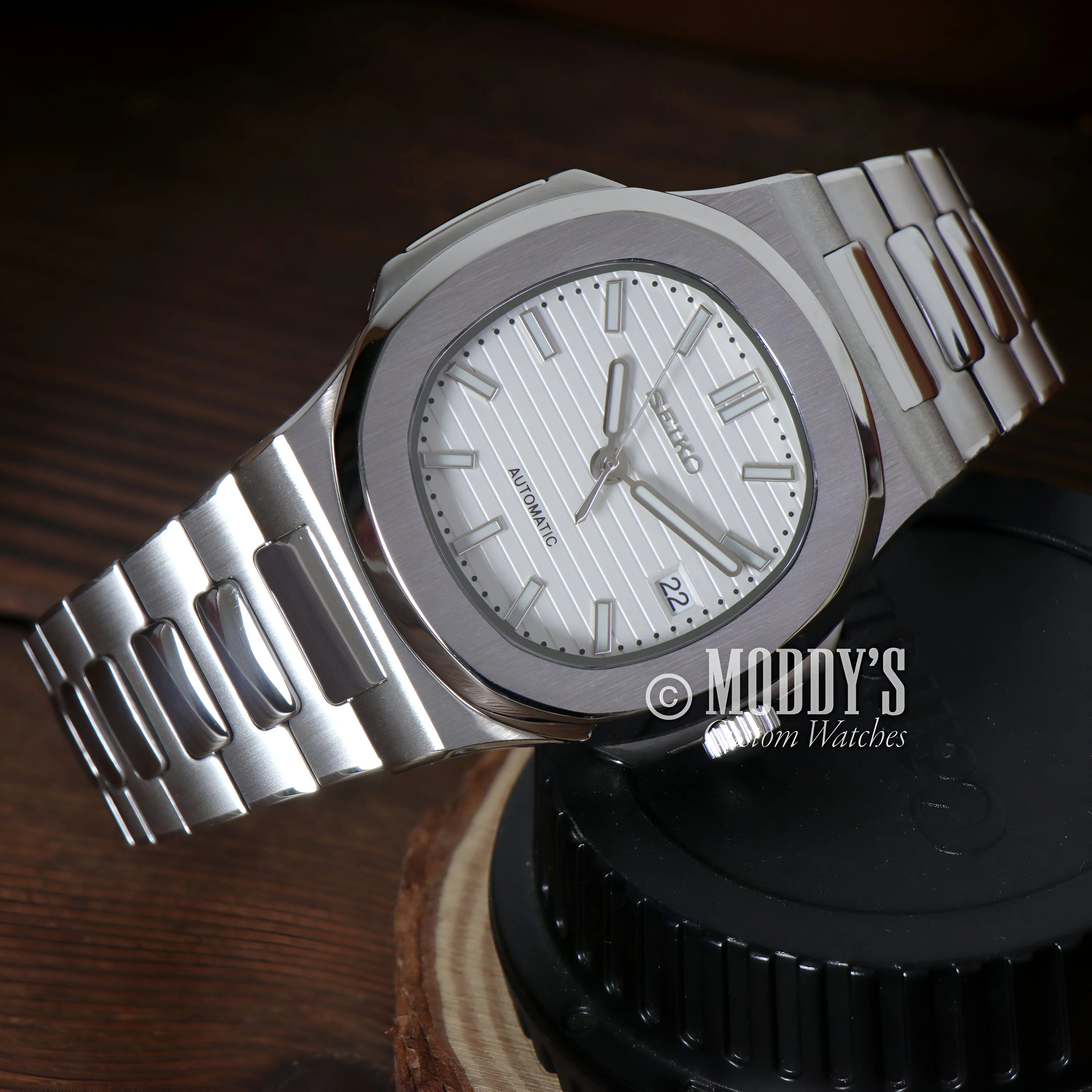 Nautiko White Silver Luxury Wristwatch With Round Face And Metal Bracelet In Nautilus Case