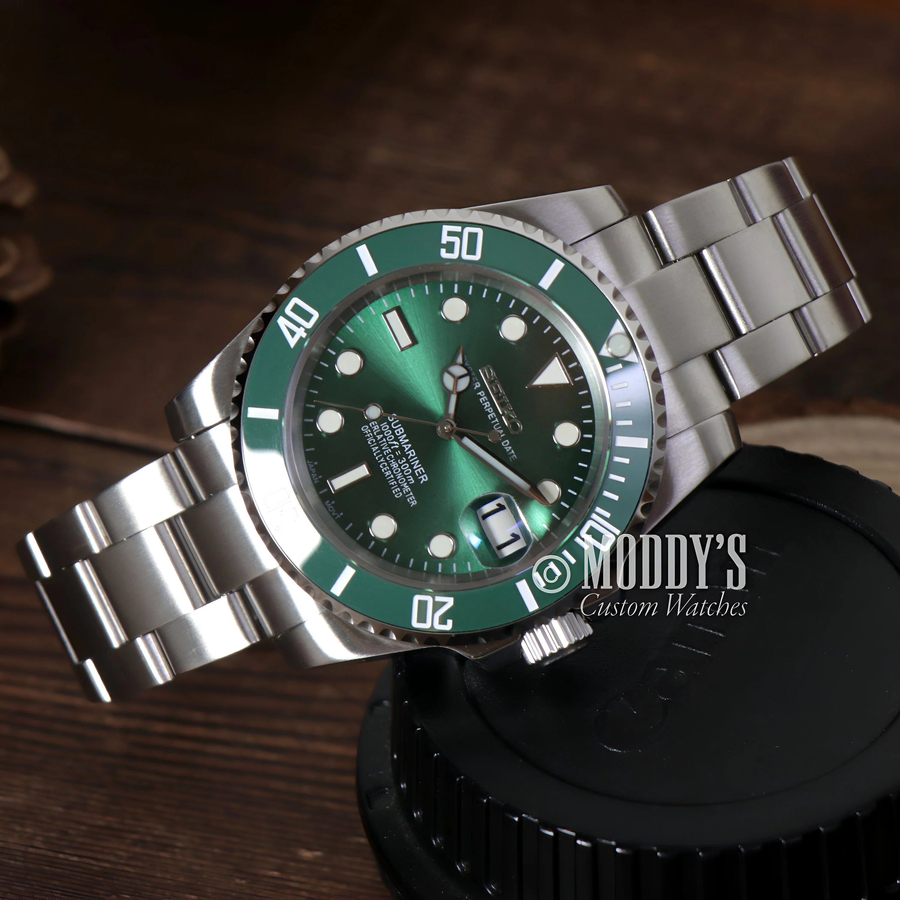 Stainless steel watch featuring a green dial and bezel, Seikomariner Hulk submariner case